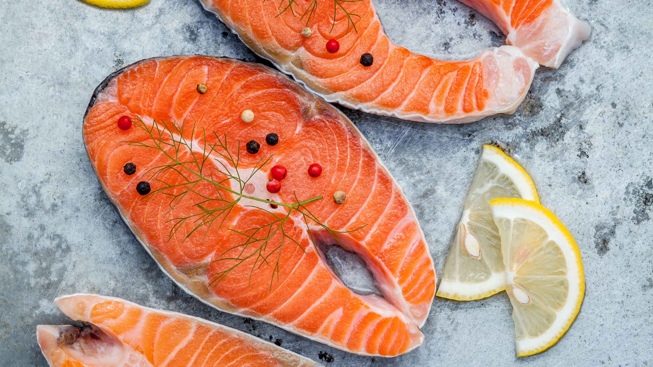 Nên bổ sung các loại cá béo giàu omega-3 vào thực đơn