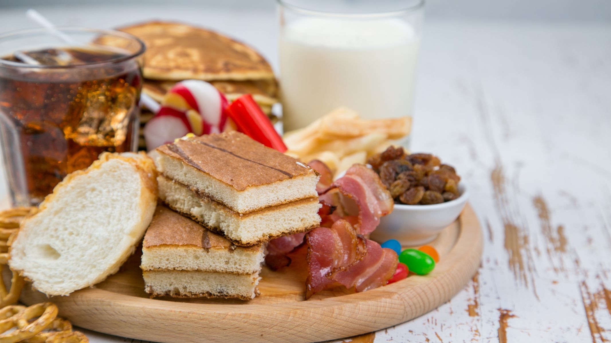 Người bị gan nhiễm mỡ cần hạn chế tối đa tiêu thụ các thực phẩm chứa nhiều đường và tinh bột tinh chế