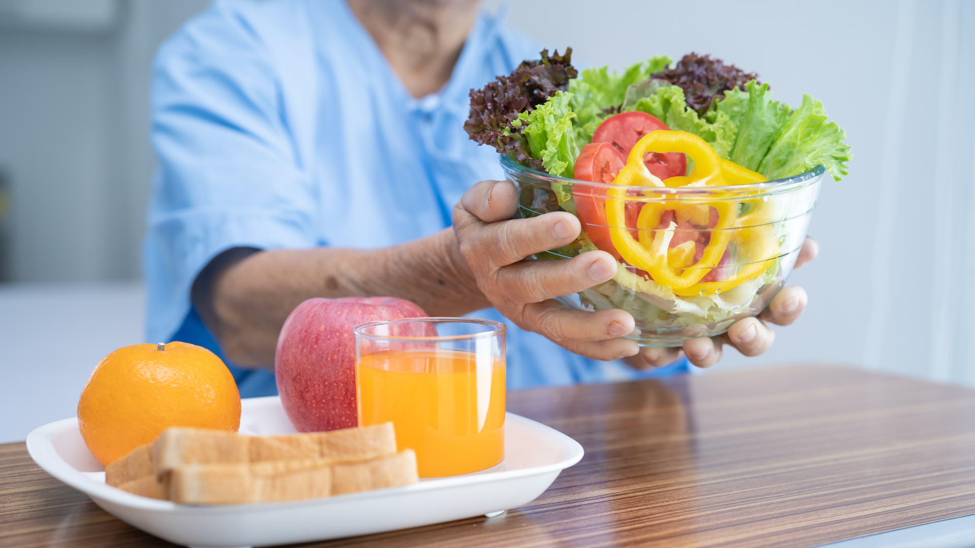 Vitamin và chất chống oxy hóa từ rau xanh và trái cây hỗ trợ bảo vệ khớp khỏi tổn thương do viêm và lão hóa