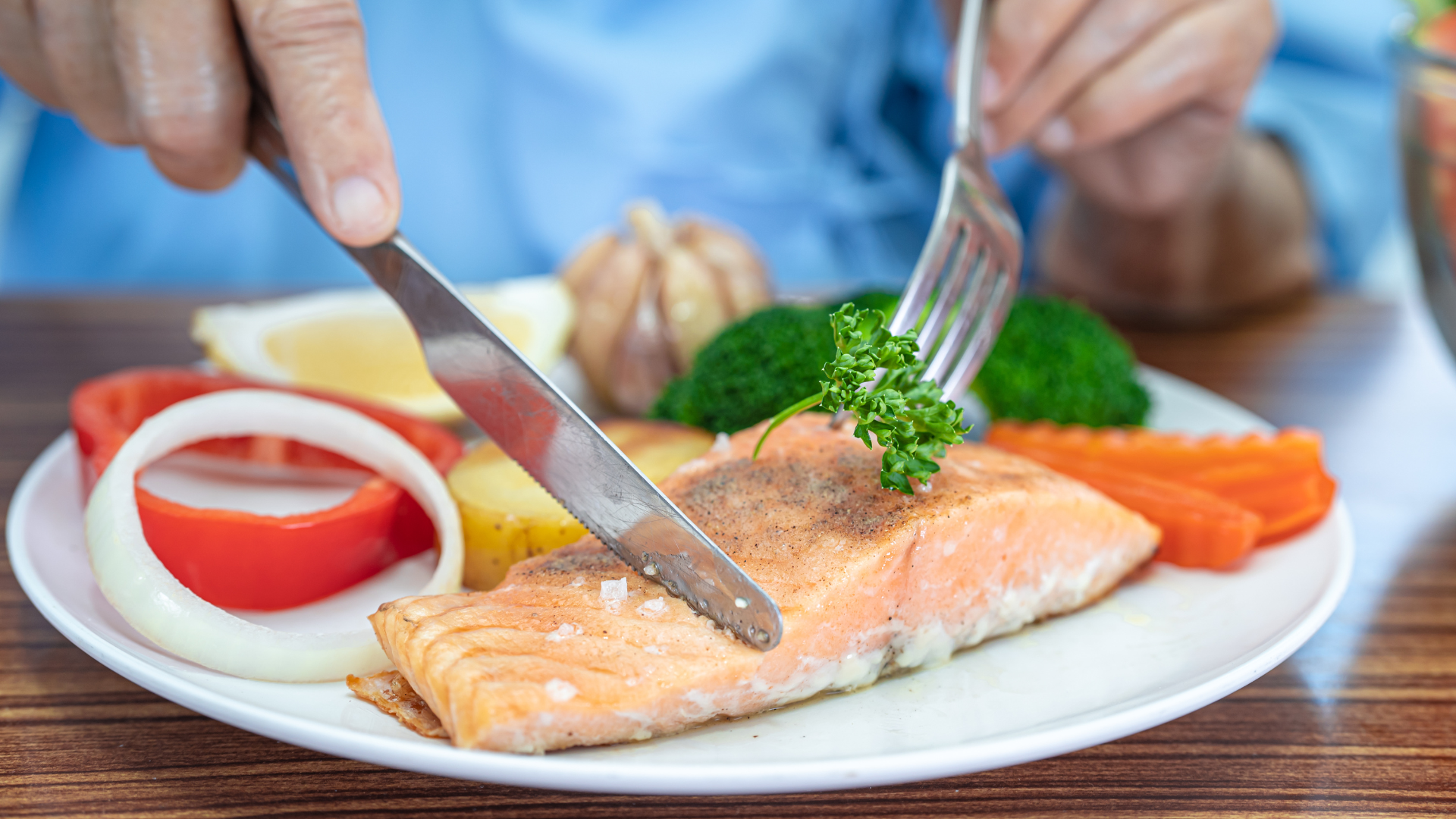 Omega-3 trong cá hồi có đặc tính chống viêm, hỗ trợ hạn chế tổn thương khớp