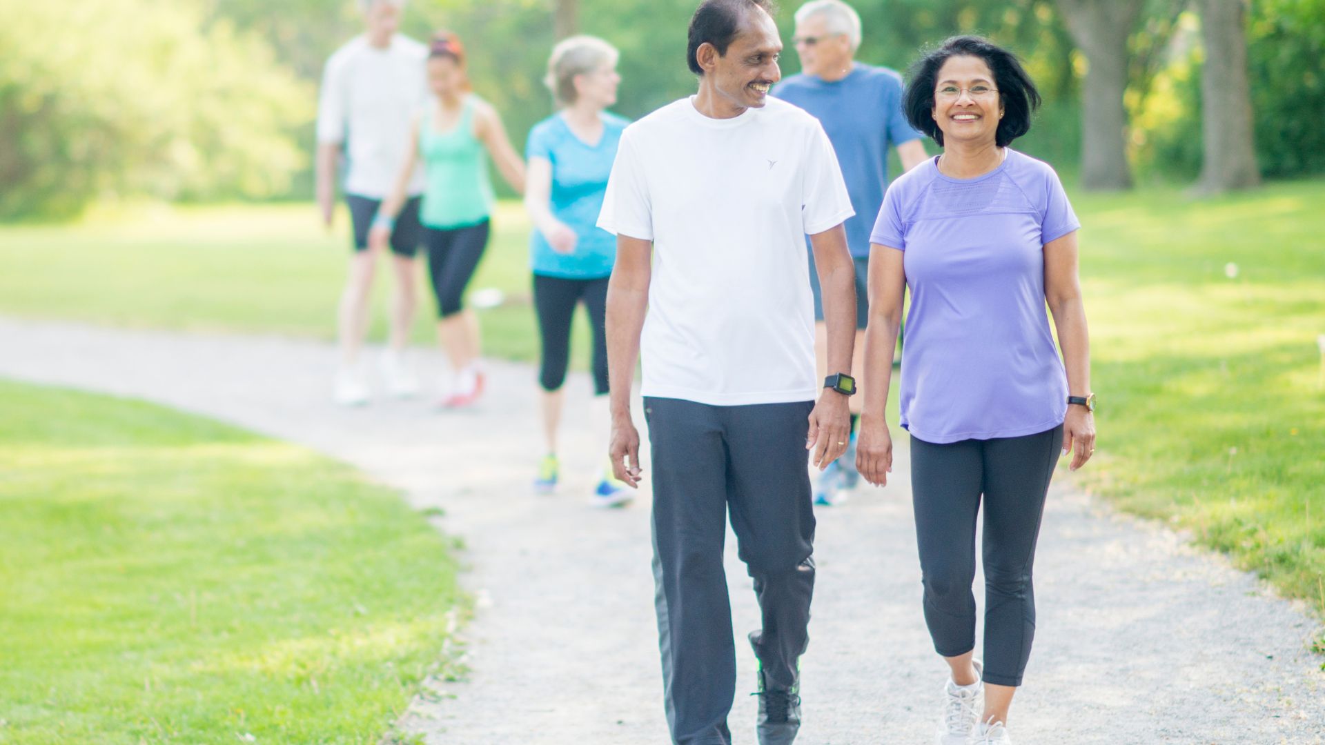 Đi bộ nhẹ nhàng sau ăn giúp cơ thể đốt cháy năng lượng dư thừa và kiểm soát mỡ máu hiệu quả