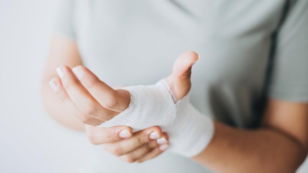 nguoi-bi-meo-can-chay-mau-co-can-tiem-phong-khong-2 Cropped.jpg