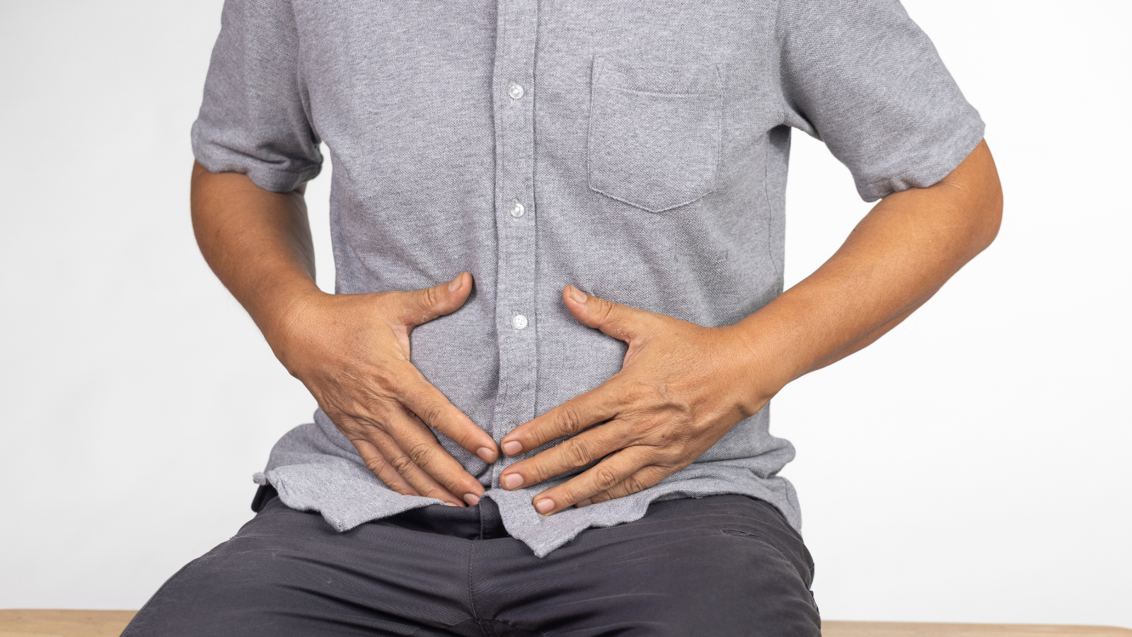 Người bị sỏi mật có thể gặp cơn đau dữ dội nếu uống nghệ do túi mật bị co bóp quá mức