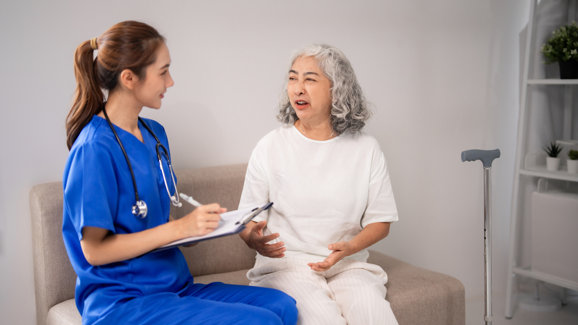 Khi khớp gối có biểu hiện sưng đau kéo dài, người bệnh nên chủ động thăm khám để được đánh giá toàn diện