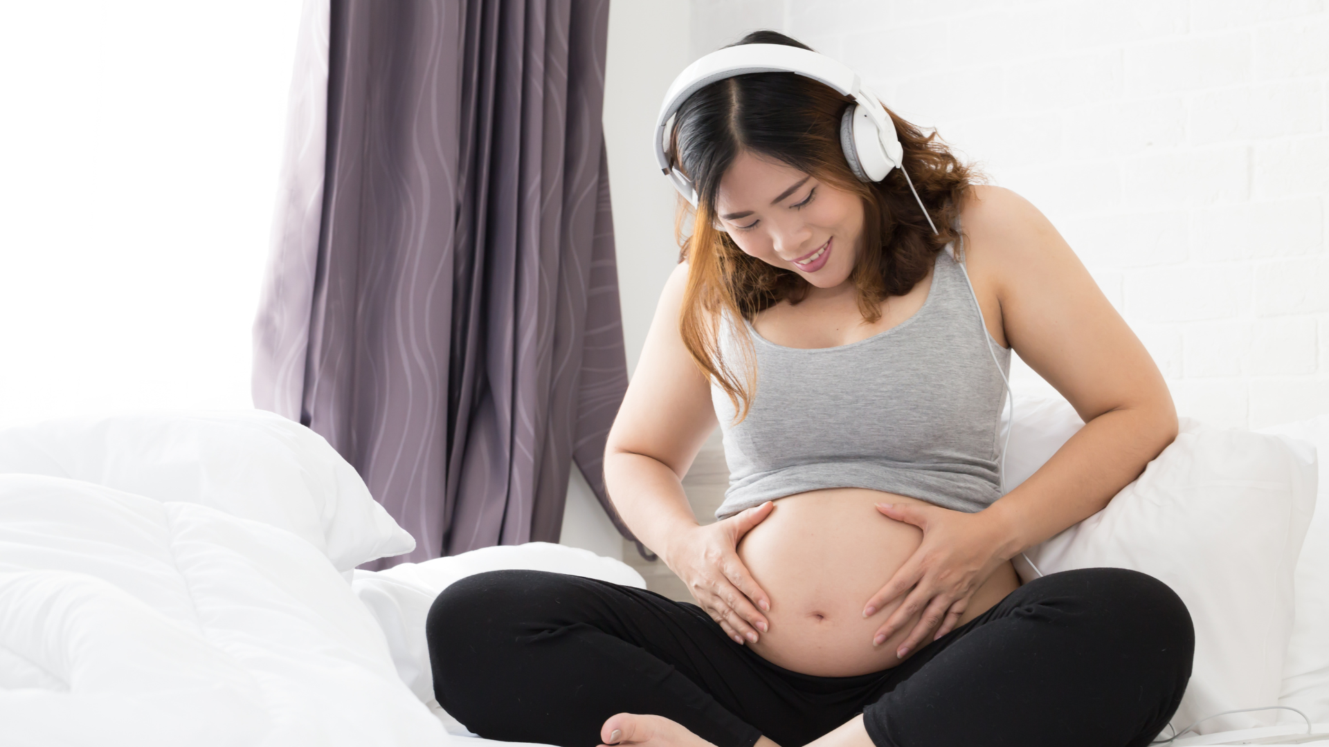Mẹ đọc sách, nghe nhạc, trò chuyện để kích thích não bộ trẻ