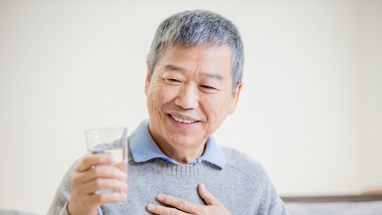 Uống đủ nước và ăn uống cân bằng giúp giảm nguy cơ chuột rút