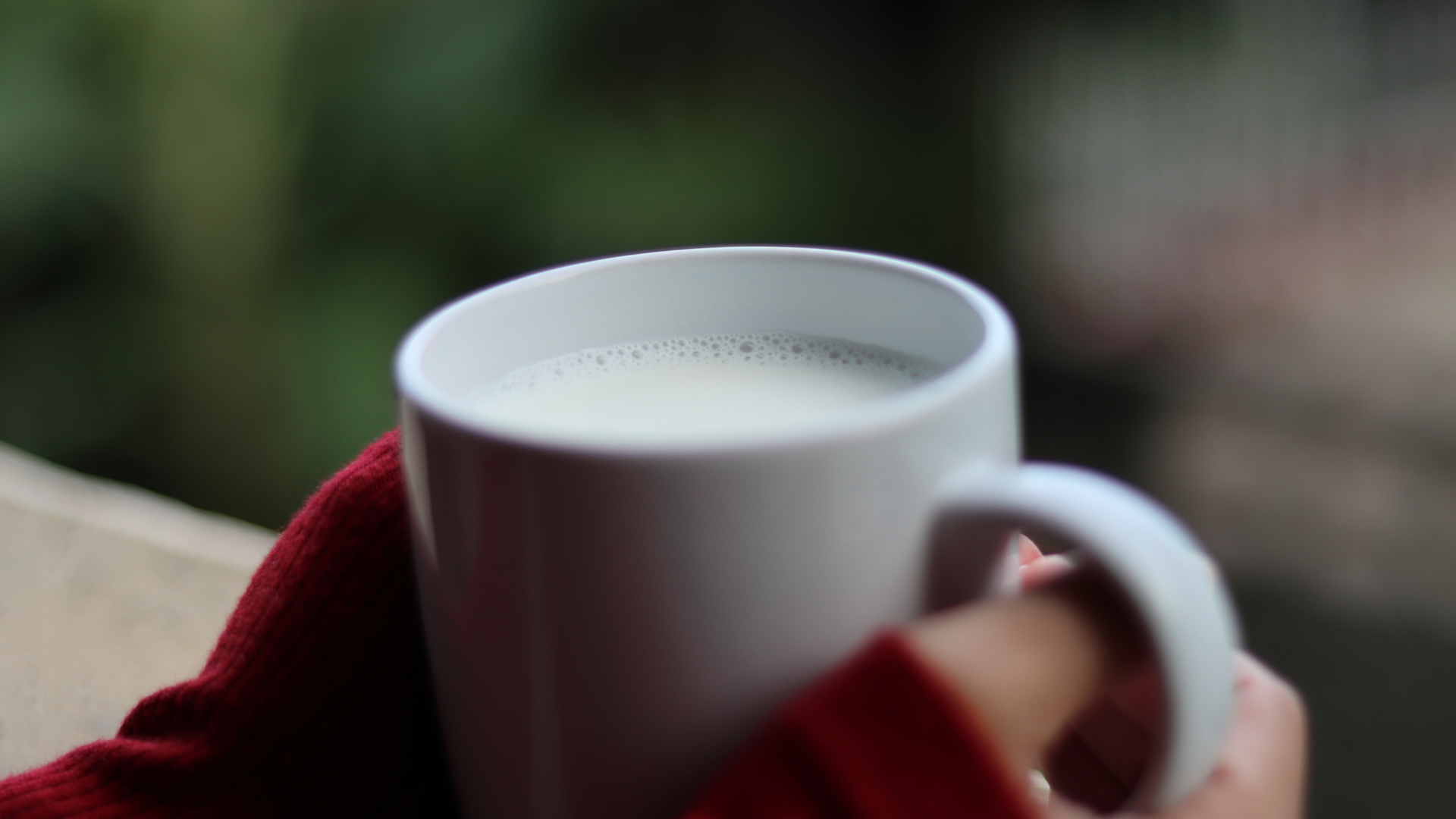 Người già mất ngủ nên uống gì? Sữa ấm giúp thư giãn thần kinh và ngủ ngon hơn