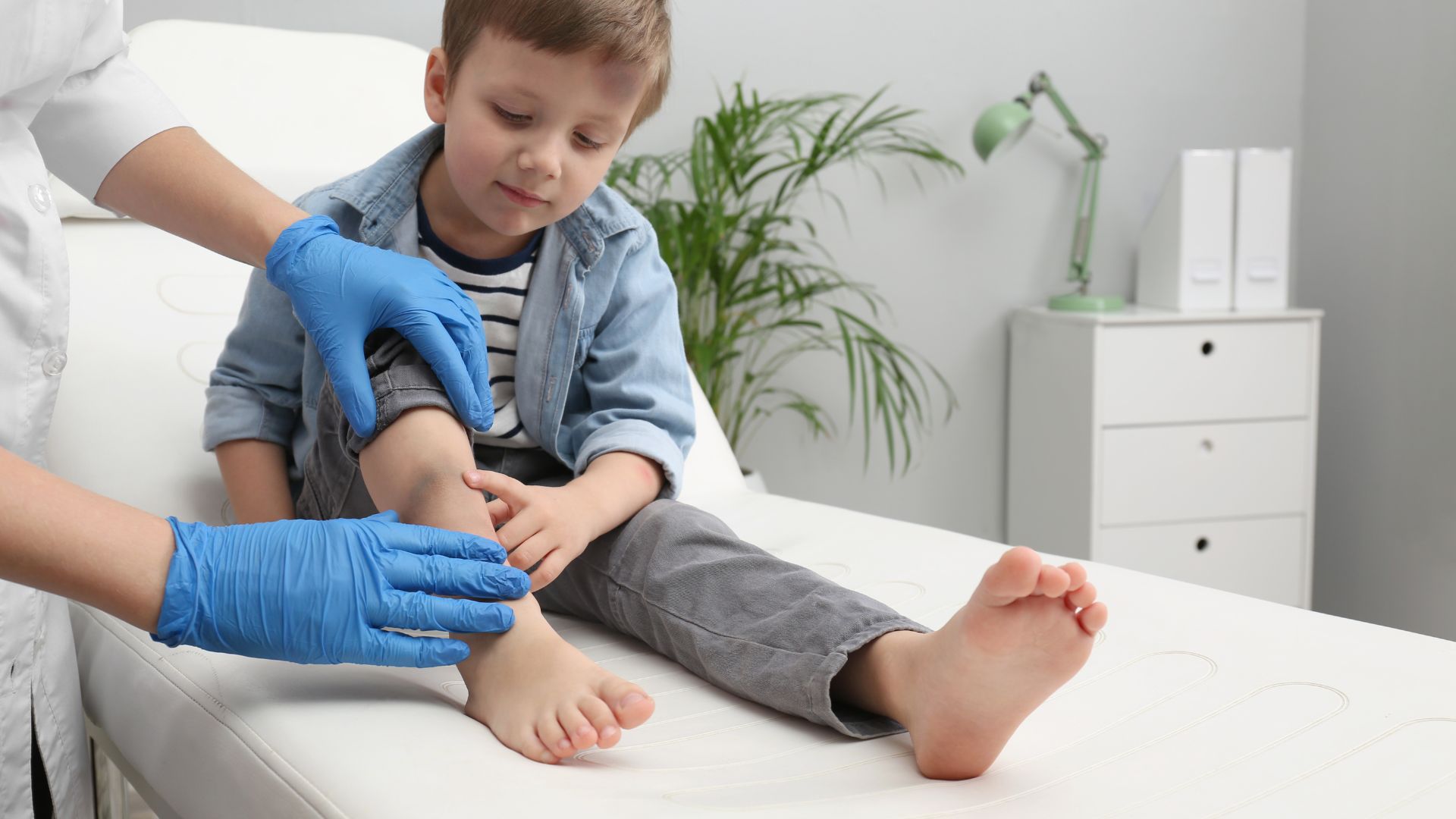 Khi xuất hiện nhiều vết bầm tím bất thường, hãy đi khám sớm để được chẩn đoán kịp thời