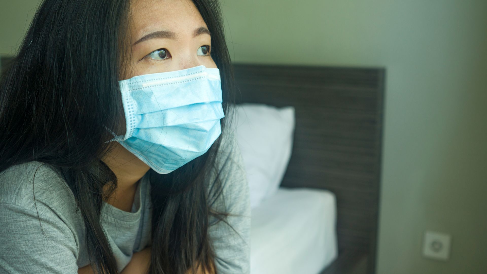 Tránh gần người bệnh, đeo khẩu trang khi cần