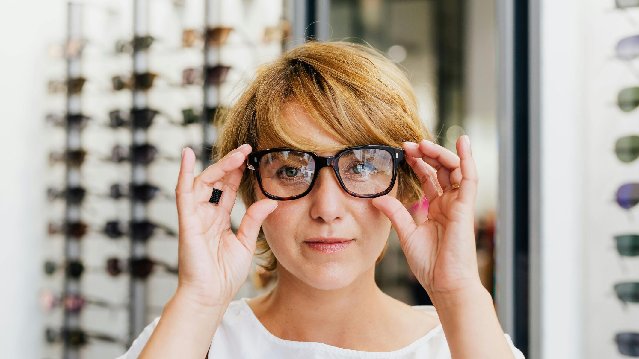 Nếu được chỉ định sử dụng kính lọc màu hoặc các biện pháp hỗ trợ thị giác, người bệnh cần sử dụng đúng cách, tránh tự ý áp dụng các phương pháp chưa được kiểm chứng