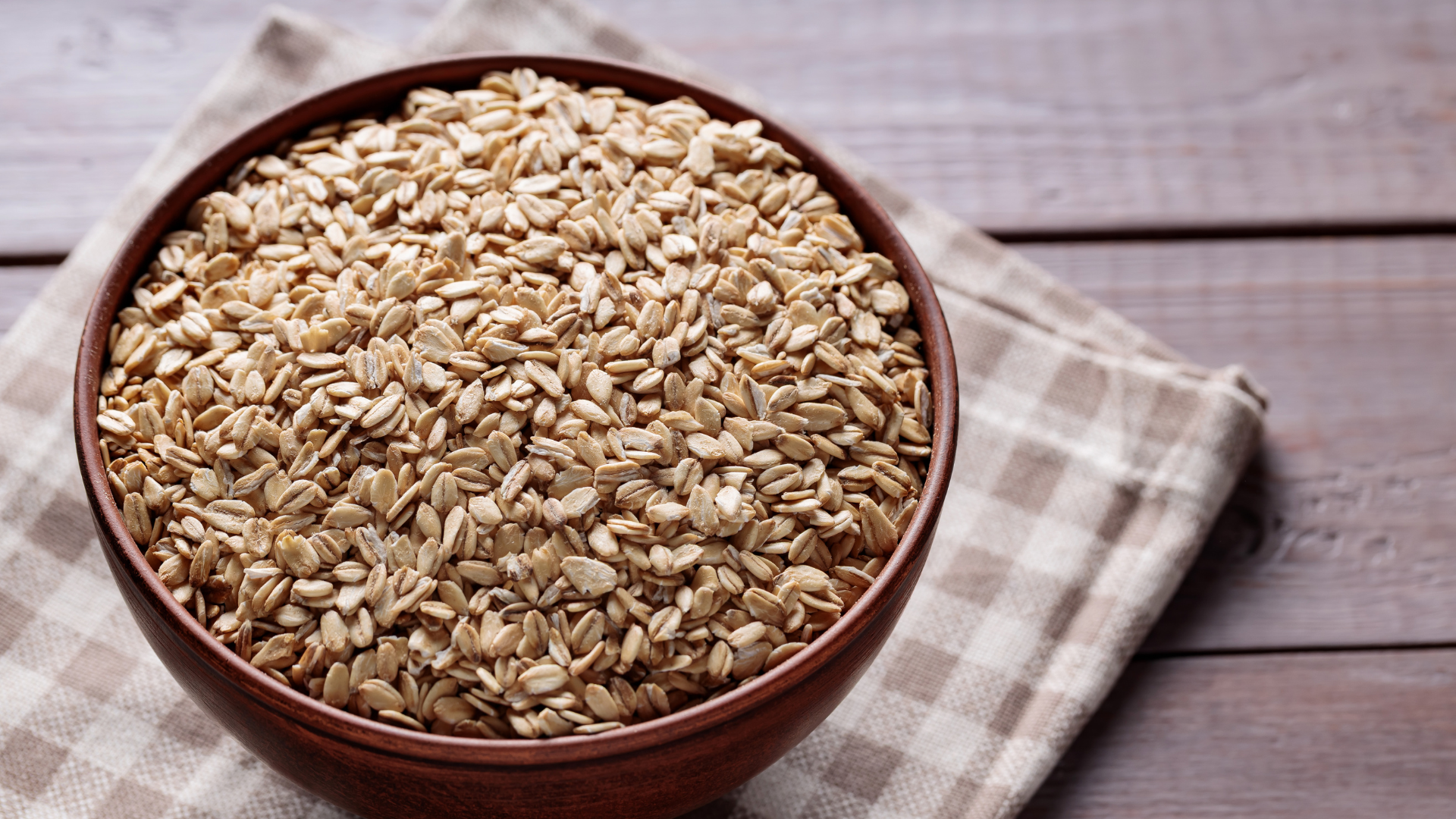 Yến mạch nguyên hạt cung cấp carbohydrate hấp thu chậm, giúp đường huyết và insulin ổn định sau ăn