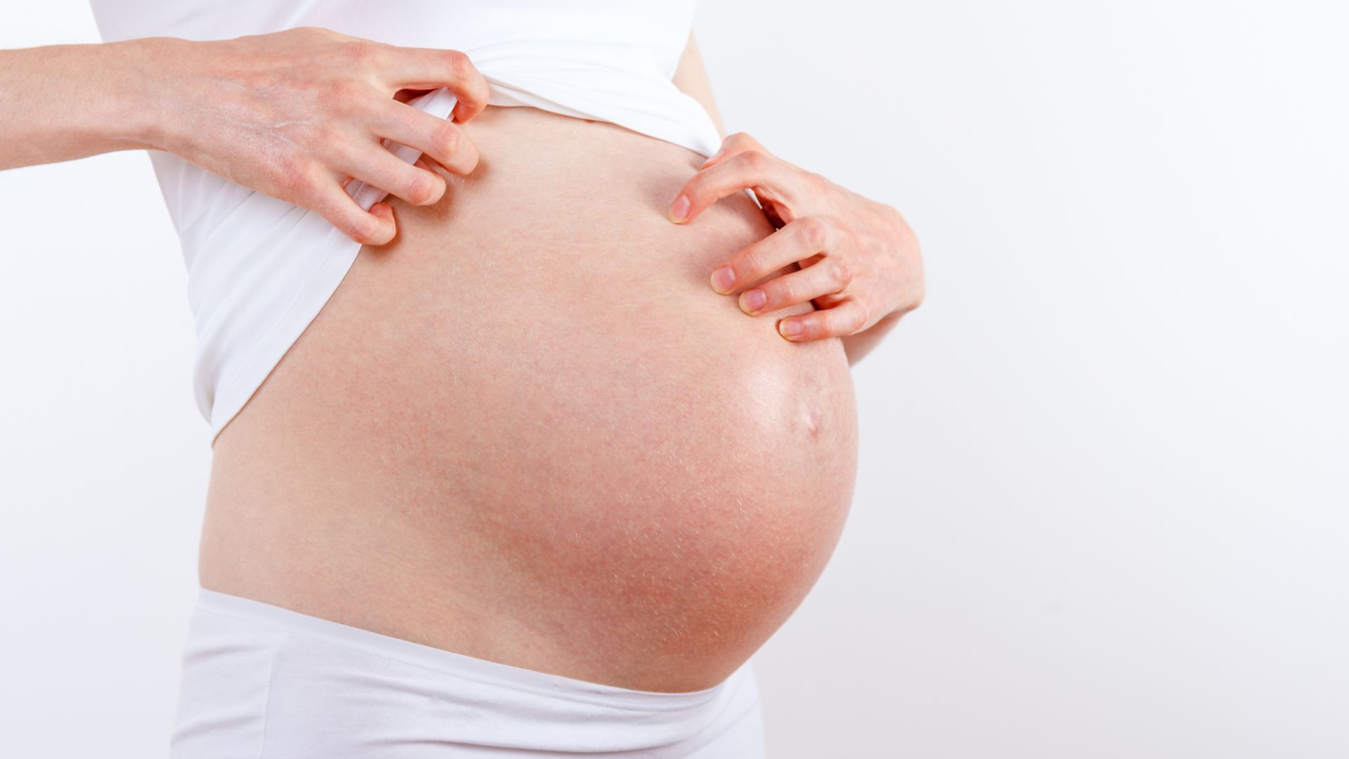 Bà bầu bị ngứa nổi mụn nước có thể do nhiều nguyên nhân khác nhau