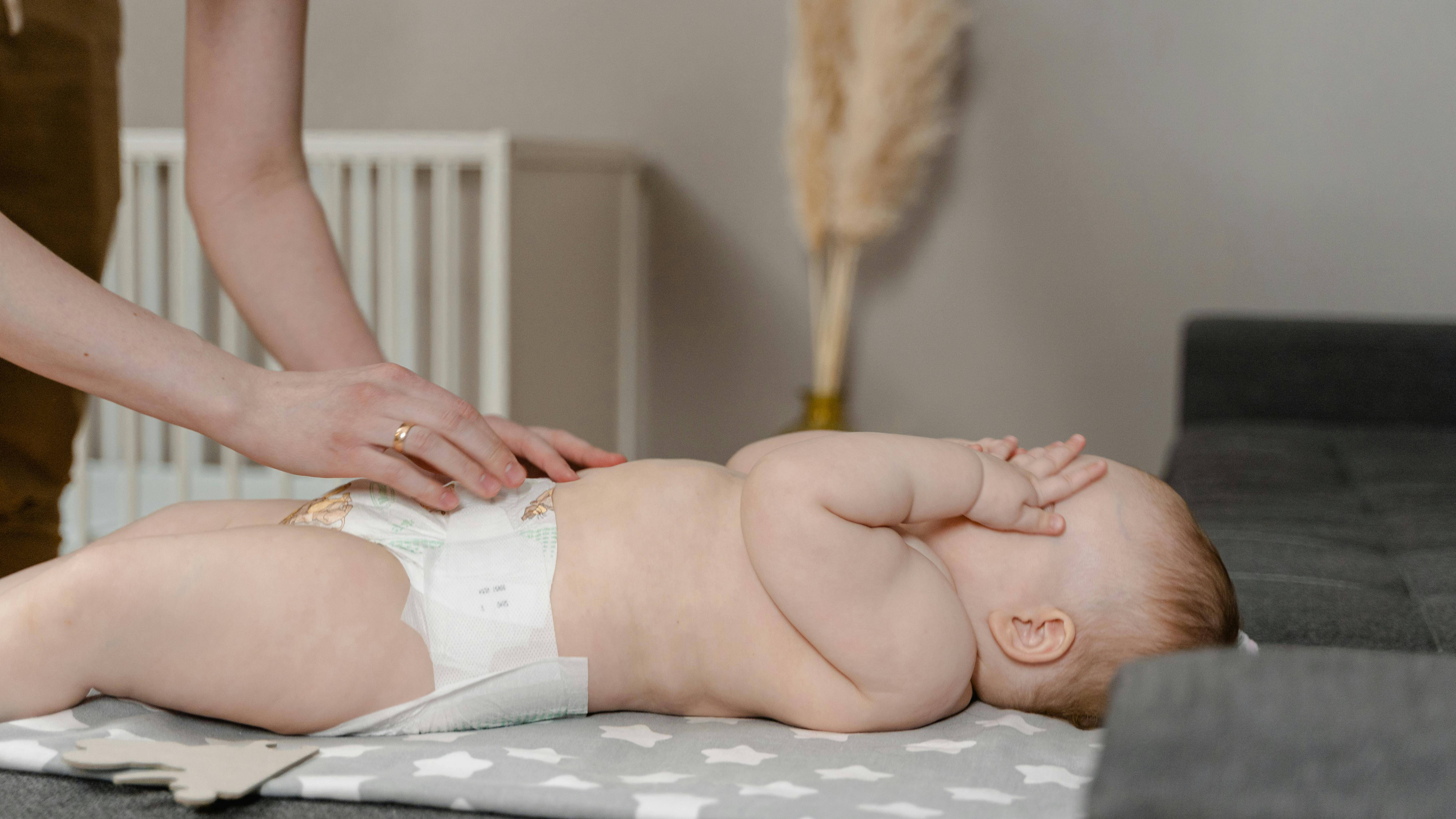 Phụ huynh nên thay tã thường xuyên cho bé, đặc biệt sau khi bé đi tiêu