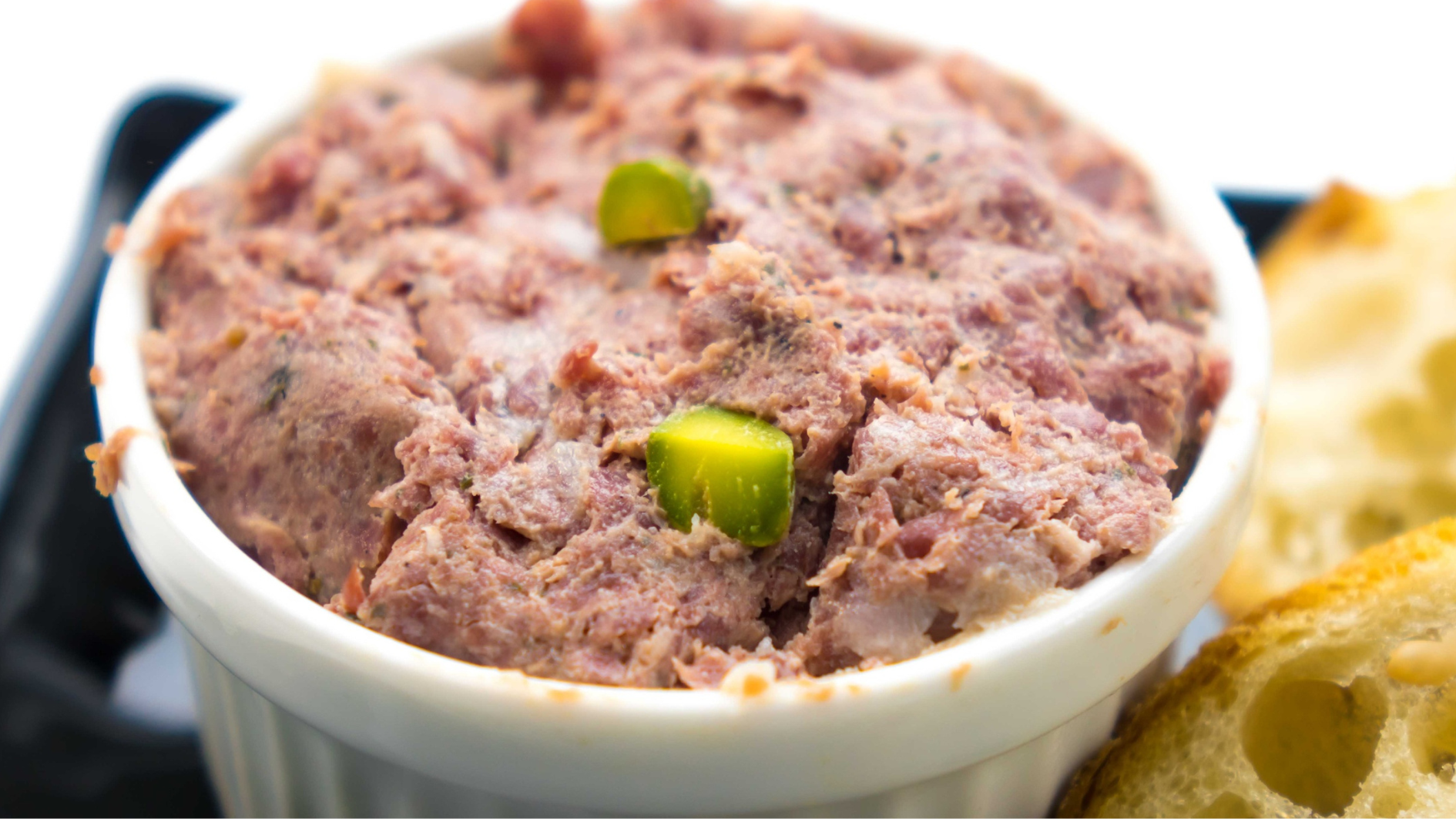 Nguyên nhân bị ngộ độc pate là do nguyên liệu không đạt chuẩn, dẫn đến pate bị nhiễm khuẩn