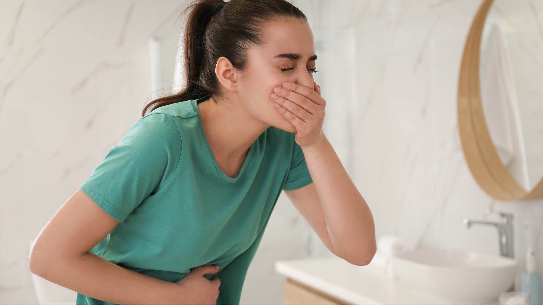 Nôn là dấu hiệu dễ nhận biết khi bị ngộ độc pate