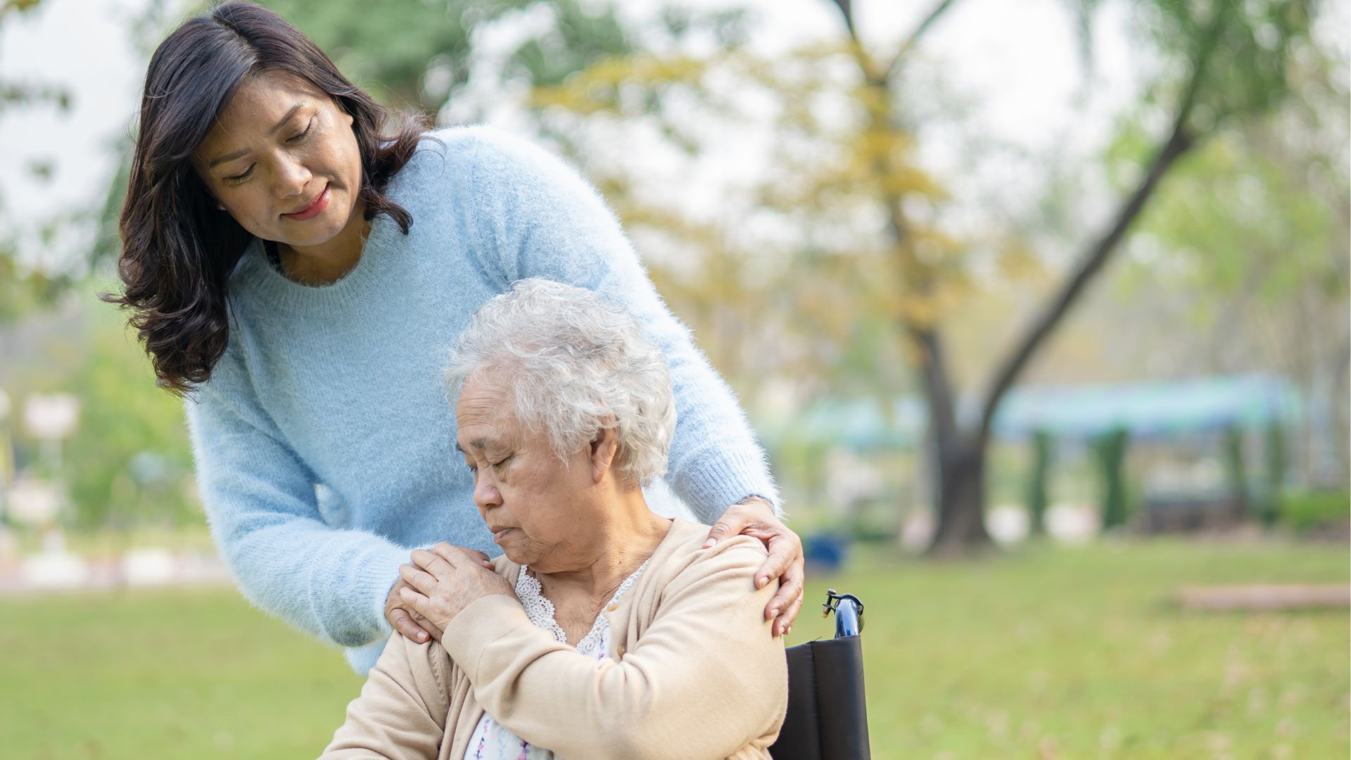 Người lớn tuổi và phụ nữ sau mãn kinh dễ bị loãng xương hơn