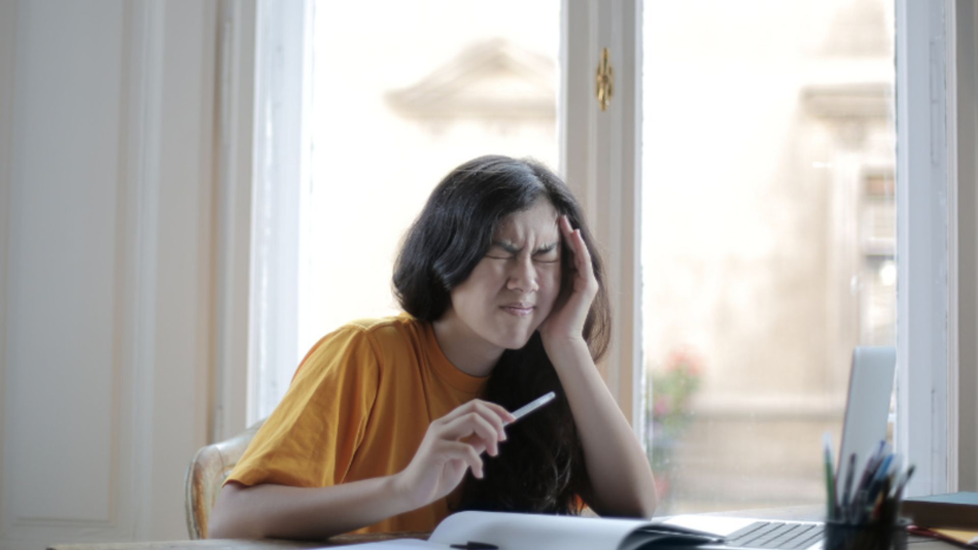 Hoạt động thần kinh quá mức có thể là nguyên nhân đau nửa đầu bên trái