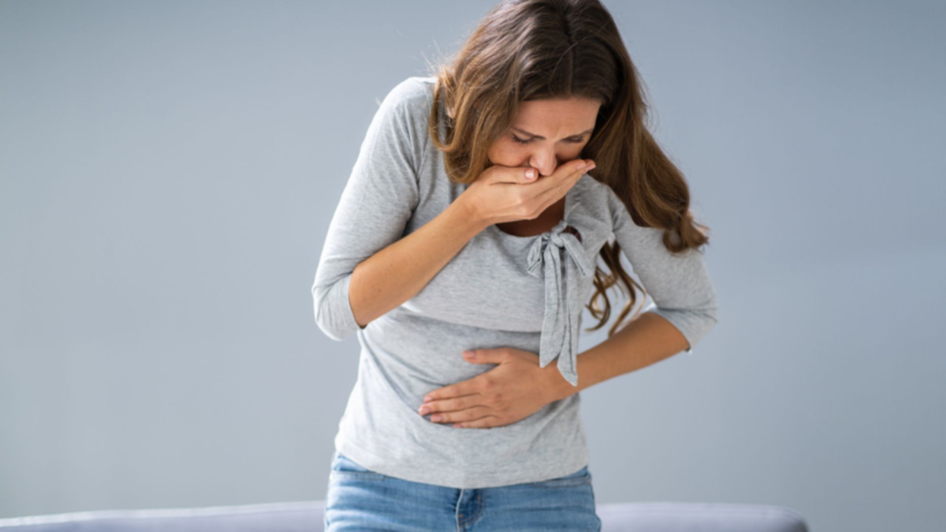 Đau nửa đầu bên trái có thể kèm theo triệu chứng buồn nôn hoặc nôn mửa