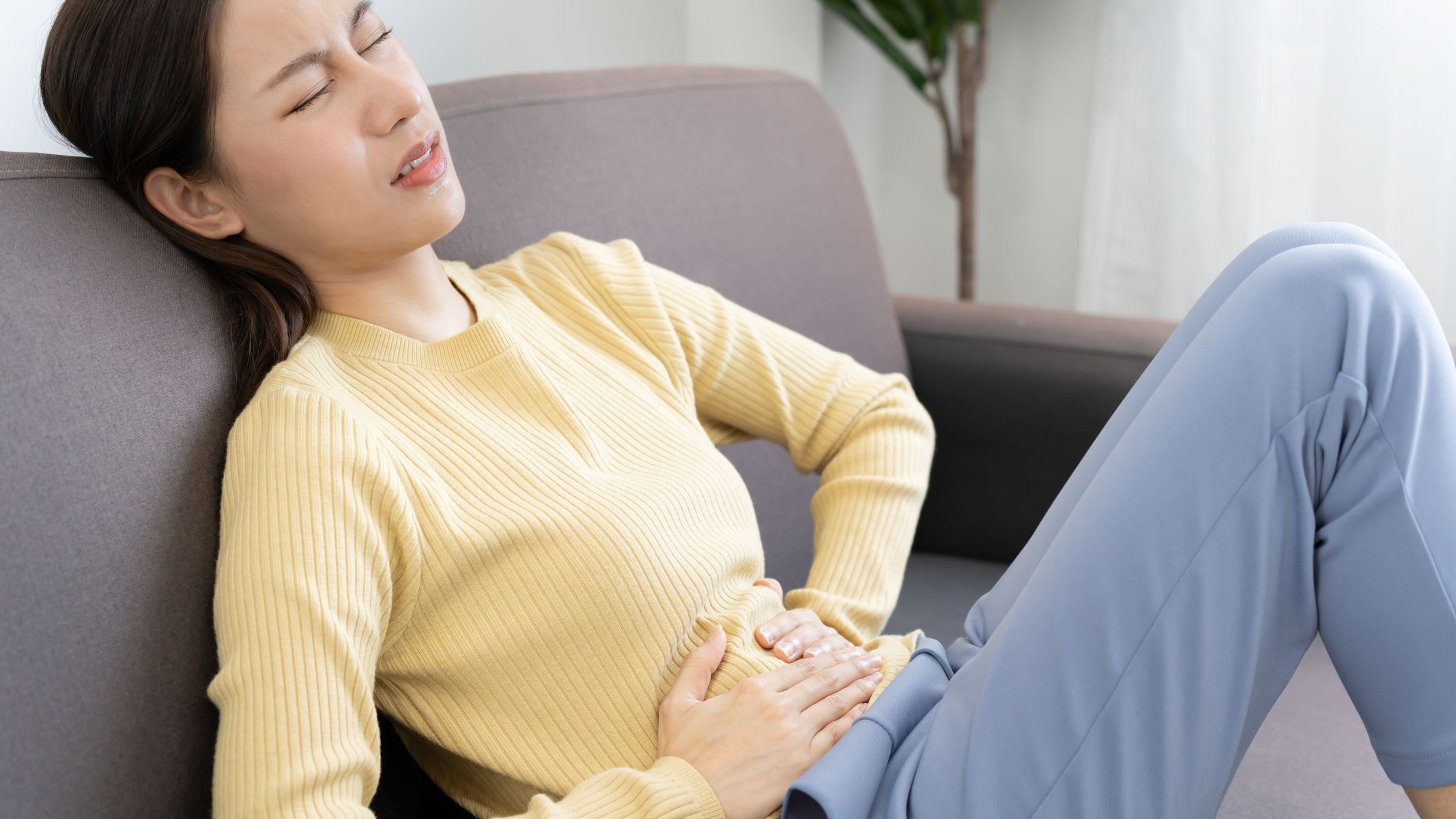 Cơn đau ruột thừa thường xuất hiện đầu tiên ở vùng quanh rốn hoặc thượng vị