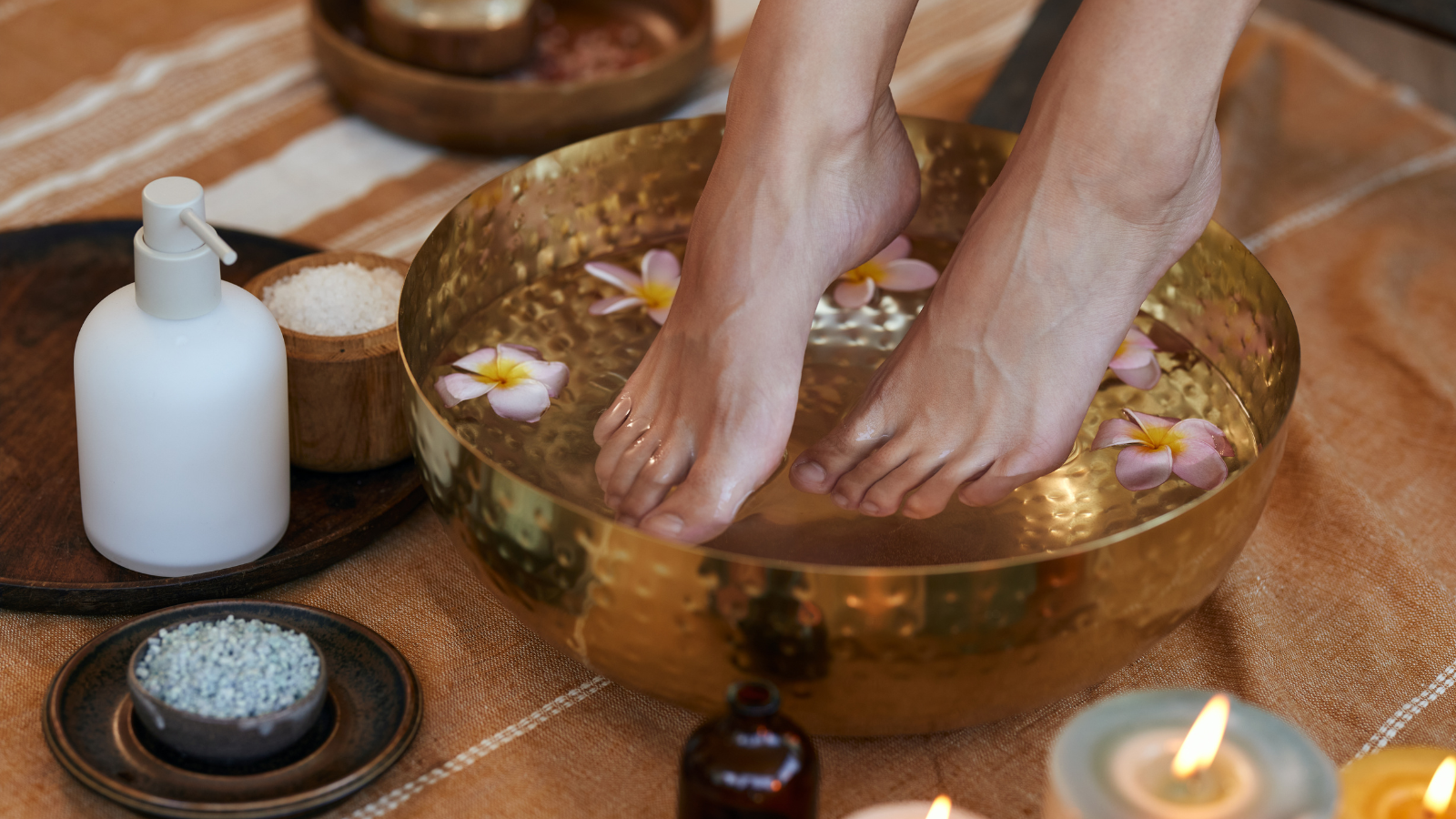 Ngâm chân nước ấm giúp giảm đau ngón chân cái tại nhà