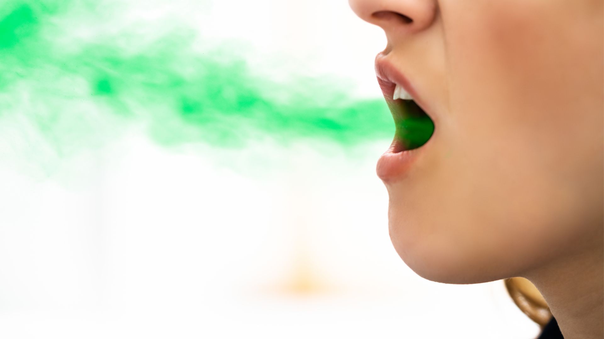 Vi khuẩn phân hủy thức ăn trong khoang miệng tạo ra mùi khó chịu kéo dài