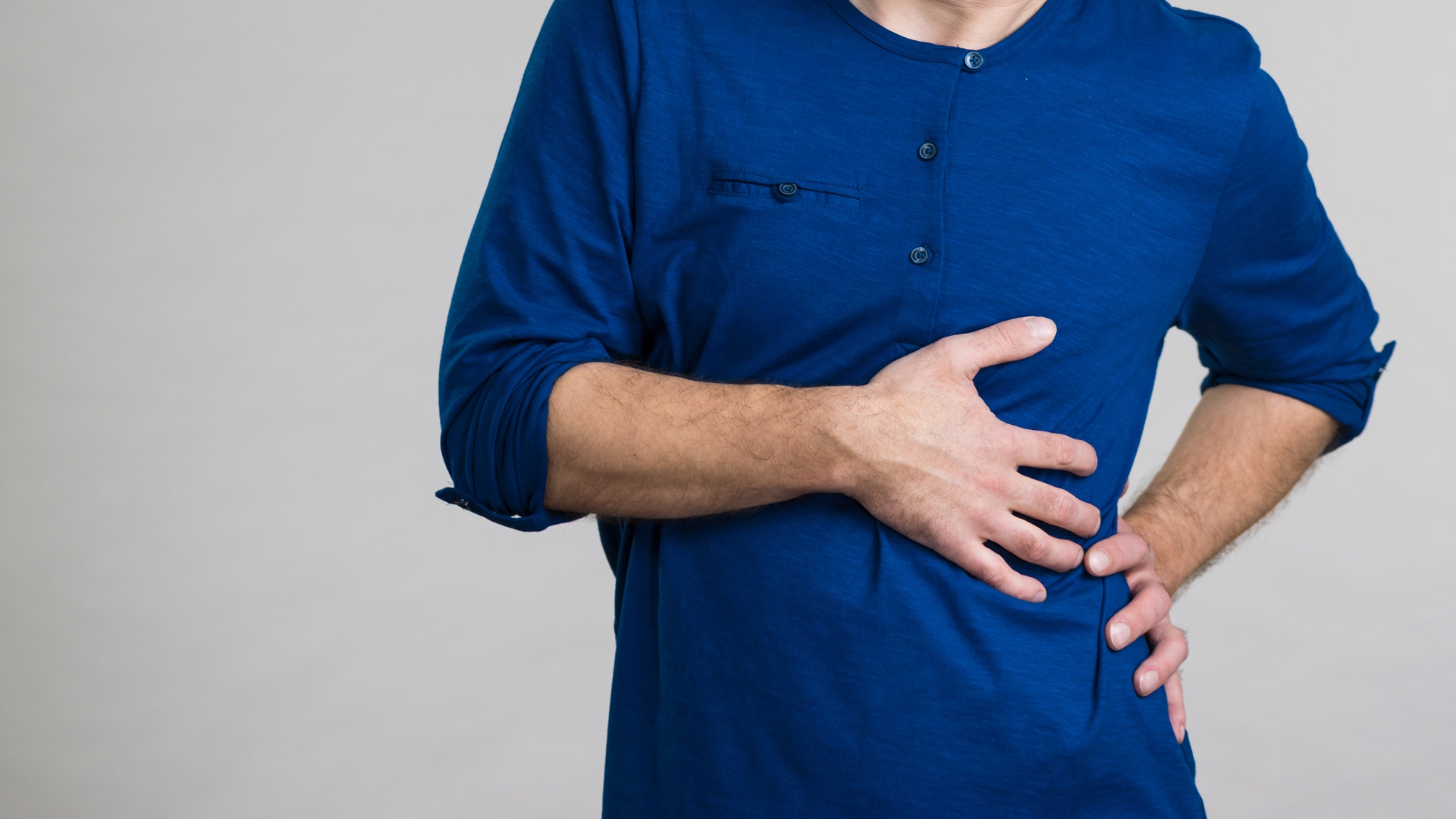 Trong một số trường hợp, cơn đau không xuất hiện đột ngột mà âm ỉ và kéo dài trong nhiều giờ hoặc nhiều ngày