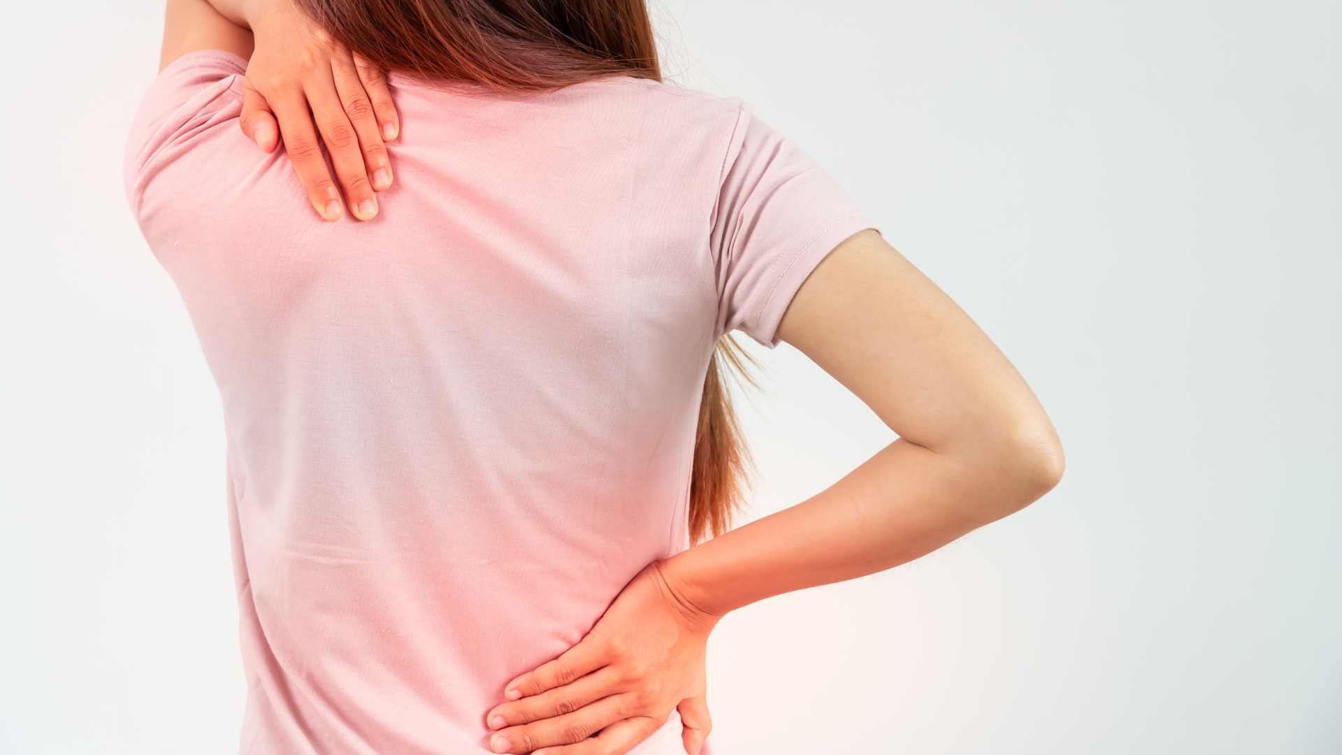 Cơn đau không chỉ khu trú ở vùng sườn phải mà còn lan ra lưng, vai hoặc vùng ngực cũng là dấu hiệu cần chú ý