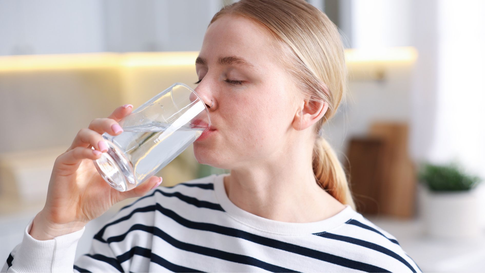 Uống đủ nước hỗ trợ quá trình đào thải của cơ thể