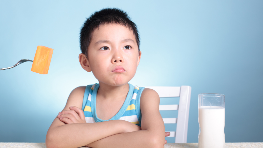 Trẻ không uống bình thường hoặc sút cân nên được khám tổng thể kịp thời