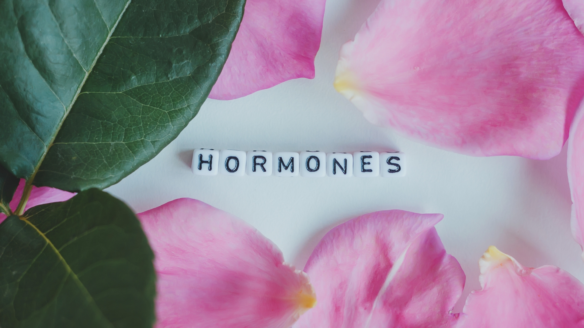 Sự thay đổi hormone hoặc rối loạn nội tiết cũng có thể ảnh hưởng đến quá trình sản xuất melanin của da