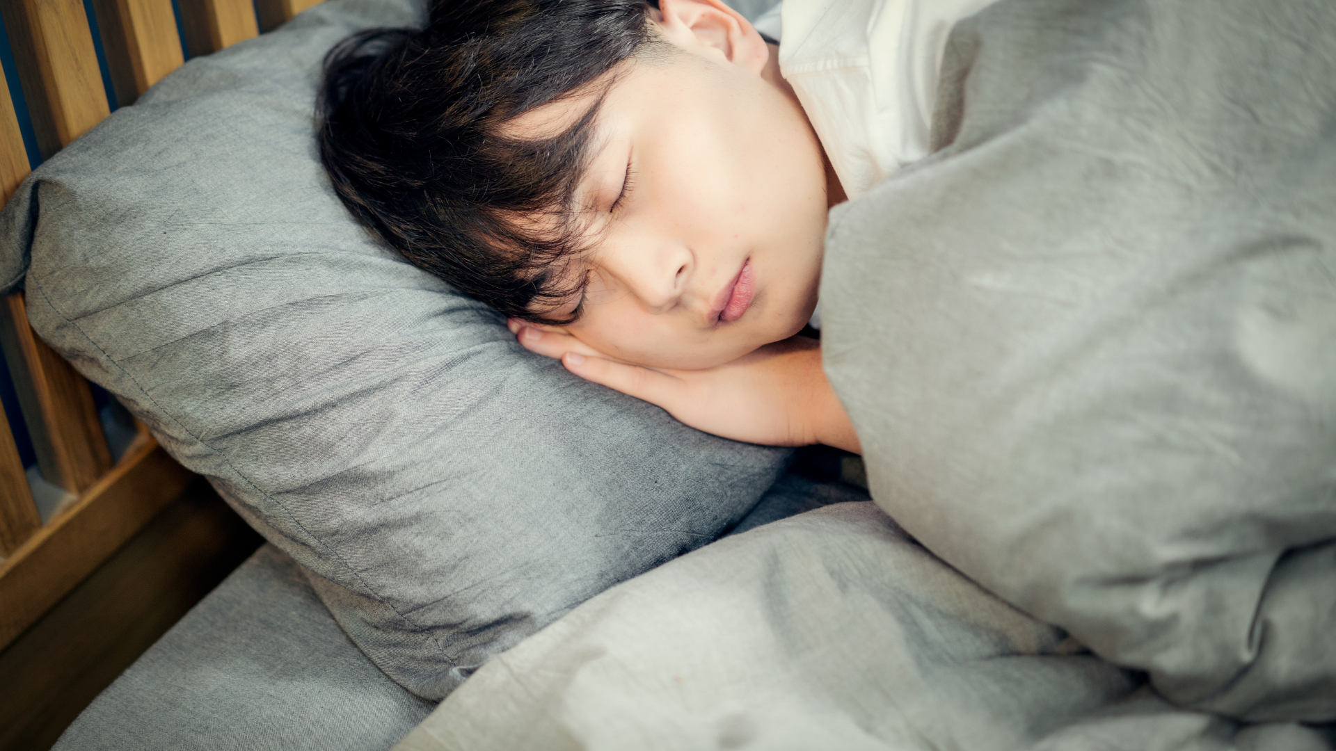 Ngủ nướng có thể là kết quả của thiếu ngủ kéo dài, thói quen xấu hoặc rối loạn giấc ngủ