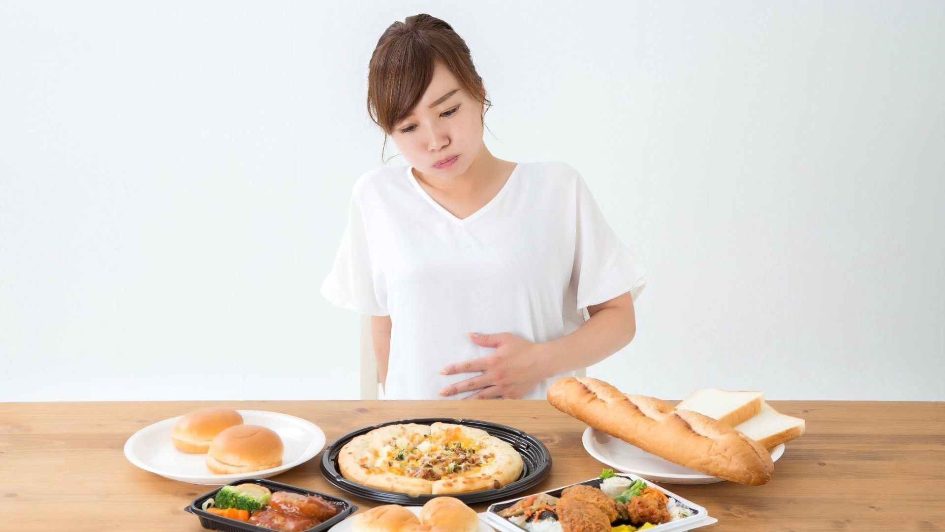 Ăn quá no vào buổi tối khiến dạ dày hoạt động nặng nề, dễ gây đầy bụng khó tiêu và mất ngủ