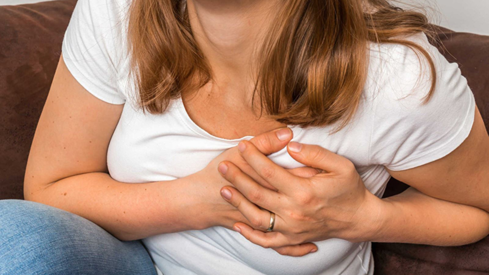 Mất ngủ không phải lúc nào cũng đơn giản, hãy đi khám bác sĩ nếu xuất hiện đau ngực hay khó thở