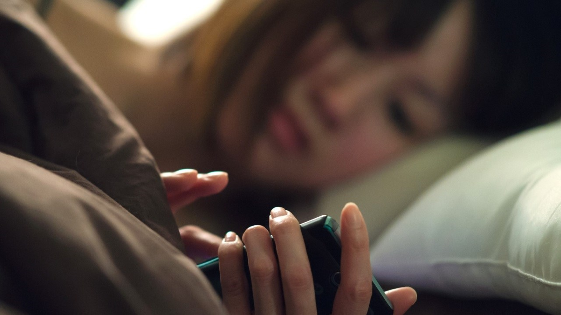 Để ngủ ngon hơn, hãy hạn chế dùng điện thoại trước giờ ngủ ít nhất một đến hai tiếng