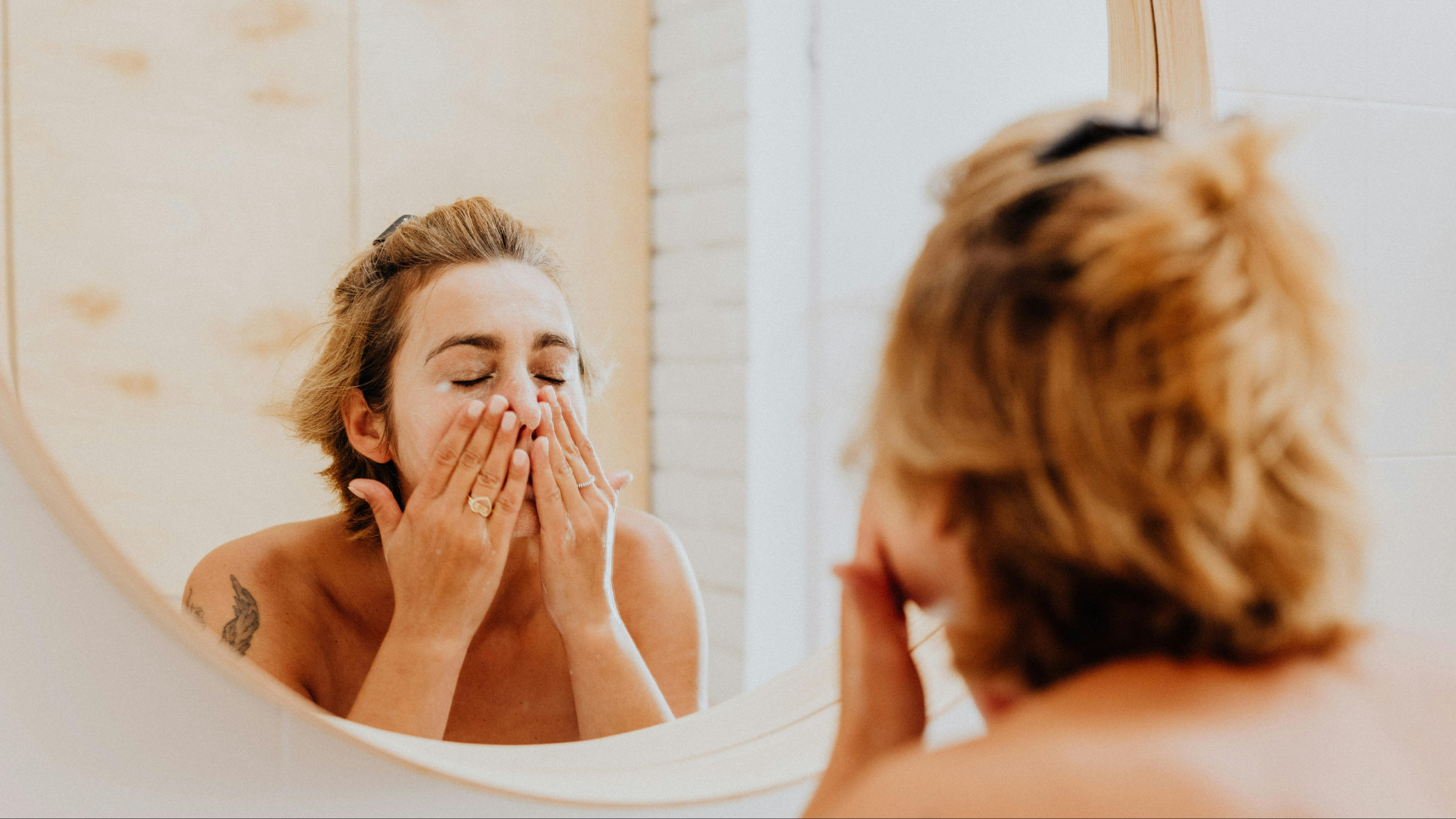 Vệ sinh da không đúng cách là nguyên nhân phổ biến hình thành mụn đầu đen ở trán