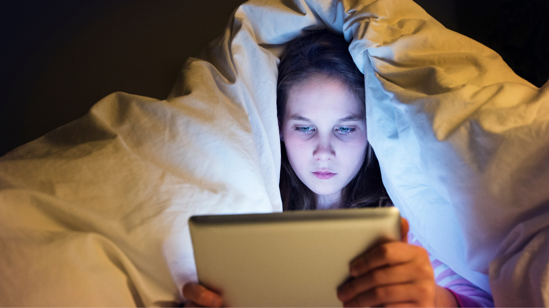 Thức khuya kích thích tuyến bã nhờn hoạt động mạnh, dễ xuất hiện mụn