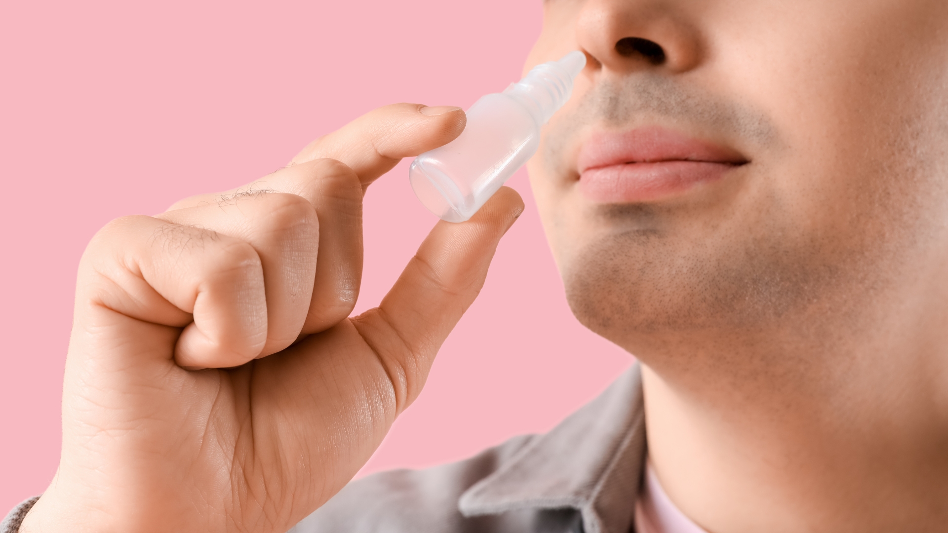 Vệ sinh mũi chưa đúng cách có thể làm tăng nguy cơ hình thành mụn trong mũi