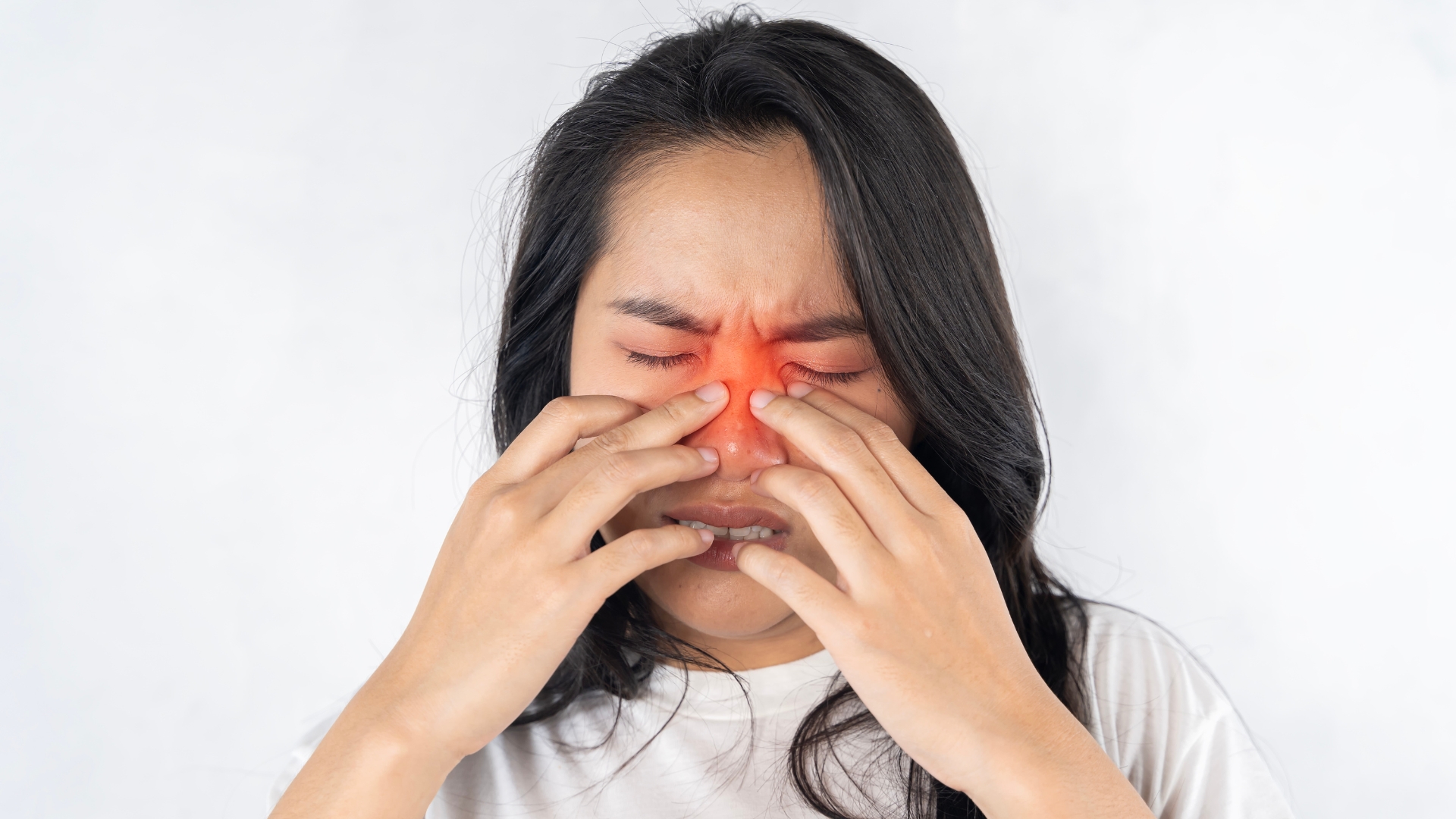 Một trong những dấu hiệu phổ biến nhất là cảm giác đau khi chạm vào hoặc khi cử động vùng mũi