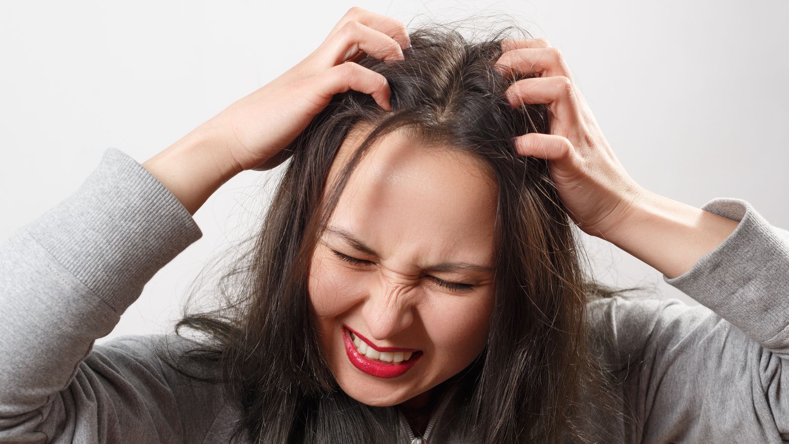 Da quanh nang lông đỏ, đau nhiều thì nên đi đến bác sĩ da liễu thăm khám để được chẩn đoán và điều trị phù hợp