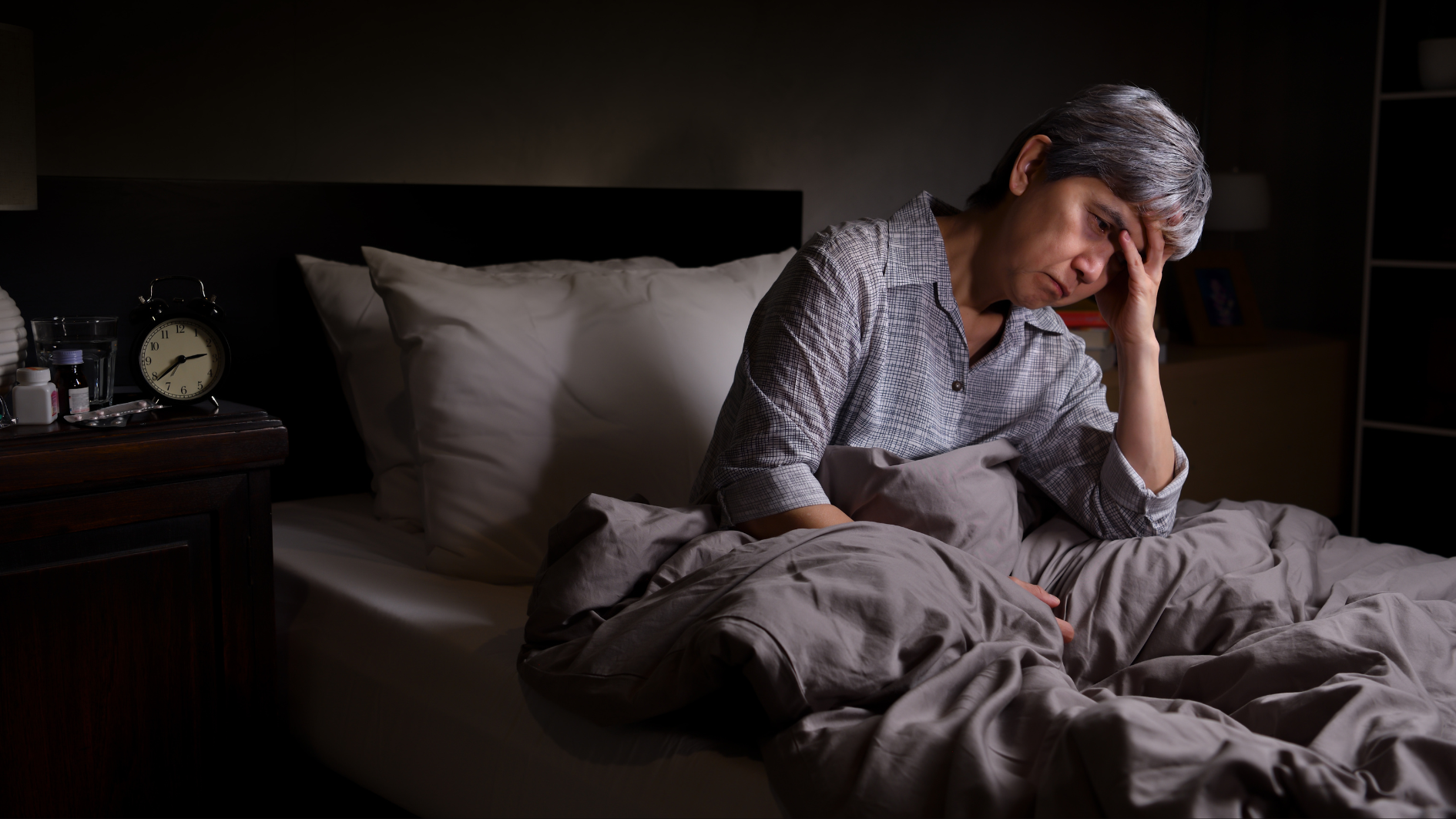 Phụ nữ giai đoạn tiền mãn kinh thường mất ngủ kèm rụng tóc