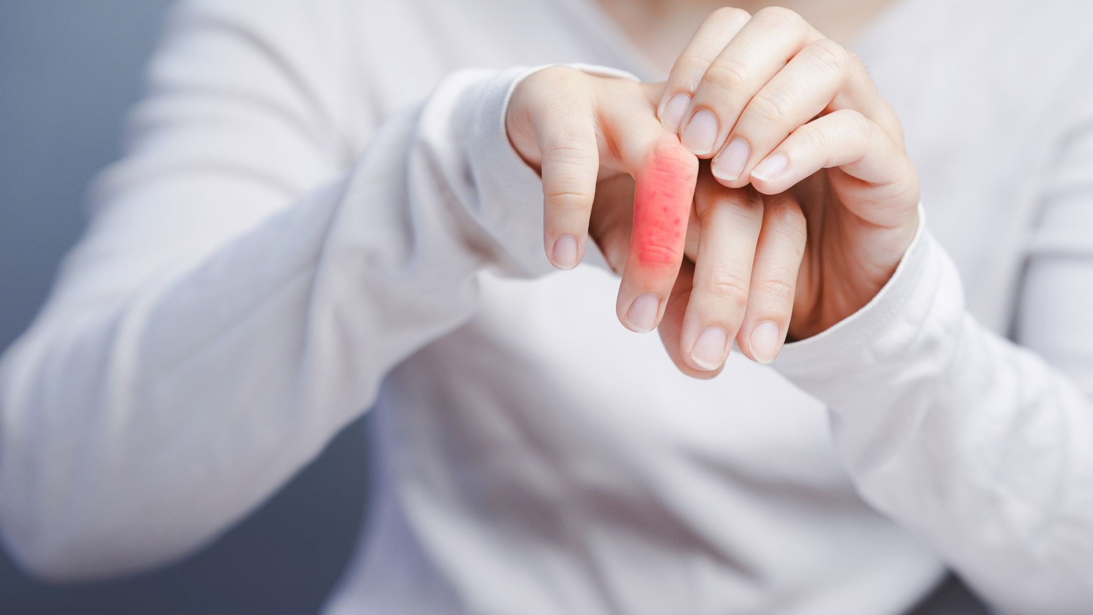 Bong gân, rách dây chằng, gãy xương hoặc trật khớp đều có thể làm ngón tay bị sưng