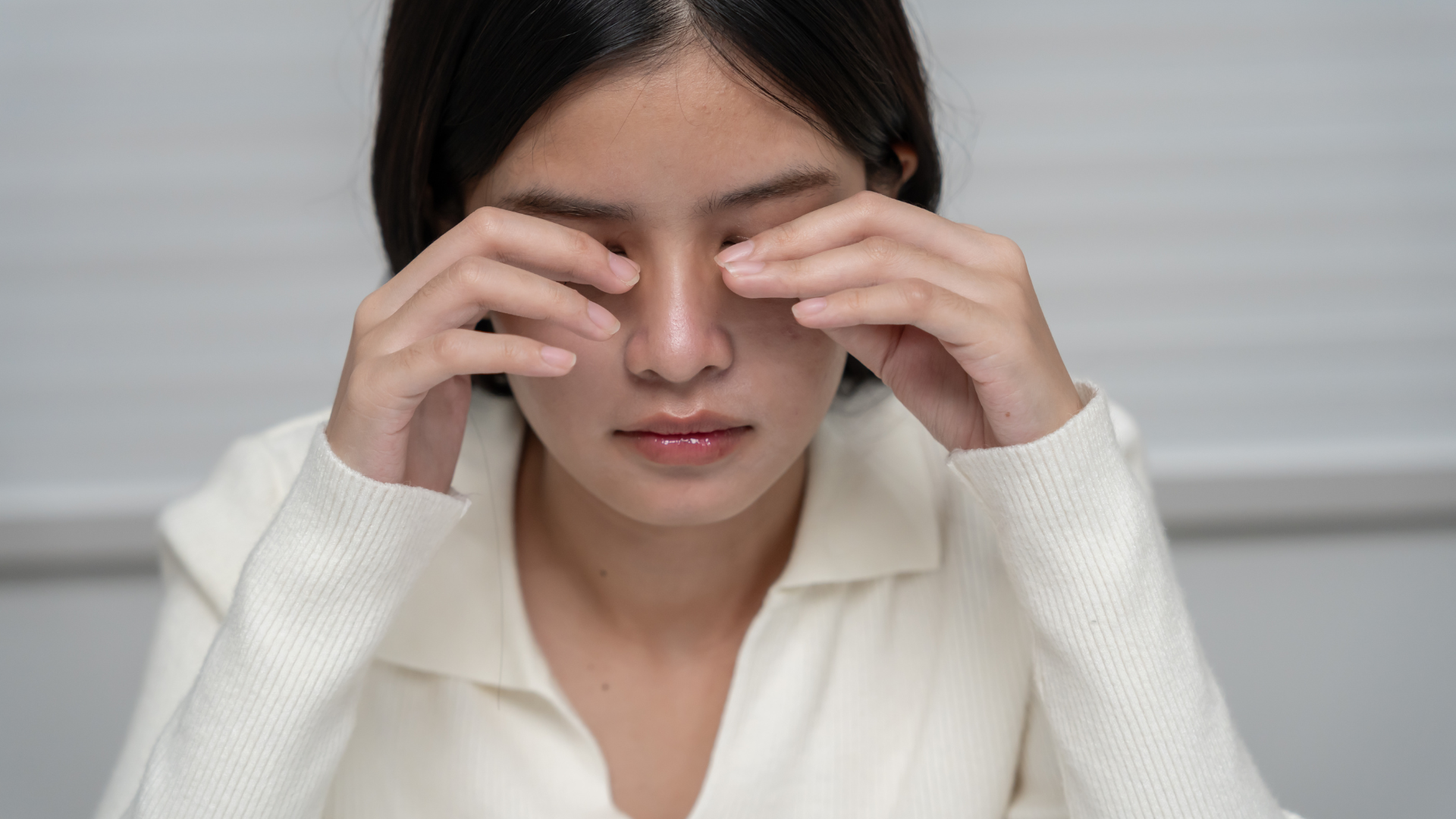 Do mắt tiếp xúc với không khí trong nhiều giờ mà không được nước mắt bao phủ nên bề mặt giác mạc dễ bị khô