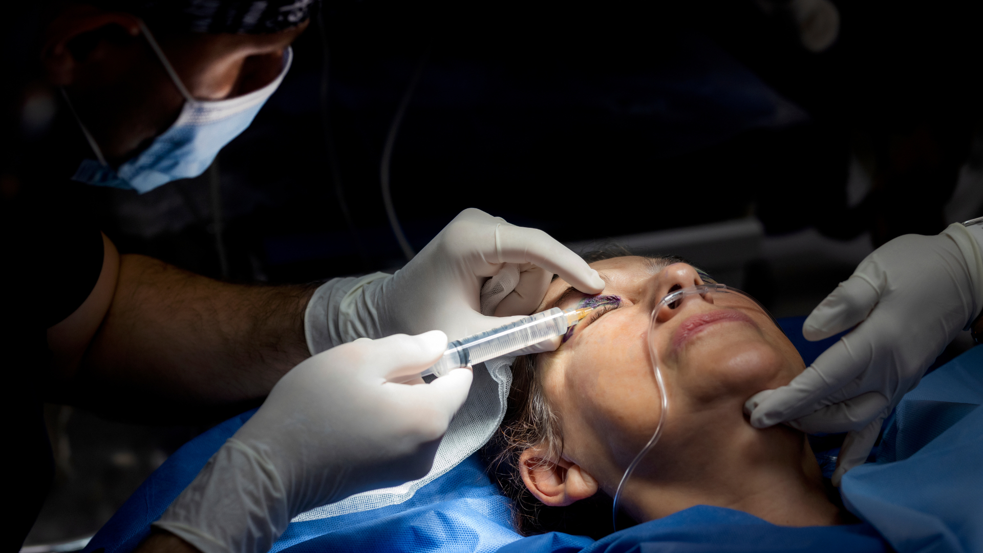 Sau phẫu thuật mắt, mô mí mắt có thể bị co rút, sẹo hoặc thay đổi cấu trúc, gây khó khăn trong việc khép mí