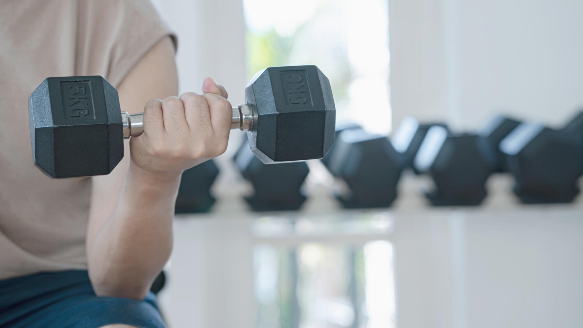 Đau cơ bắp tay là hiện tượng bình thường sau khi tập luyện cường độ cao hoặc làm việc lặp lại như nâng vật nặng