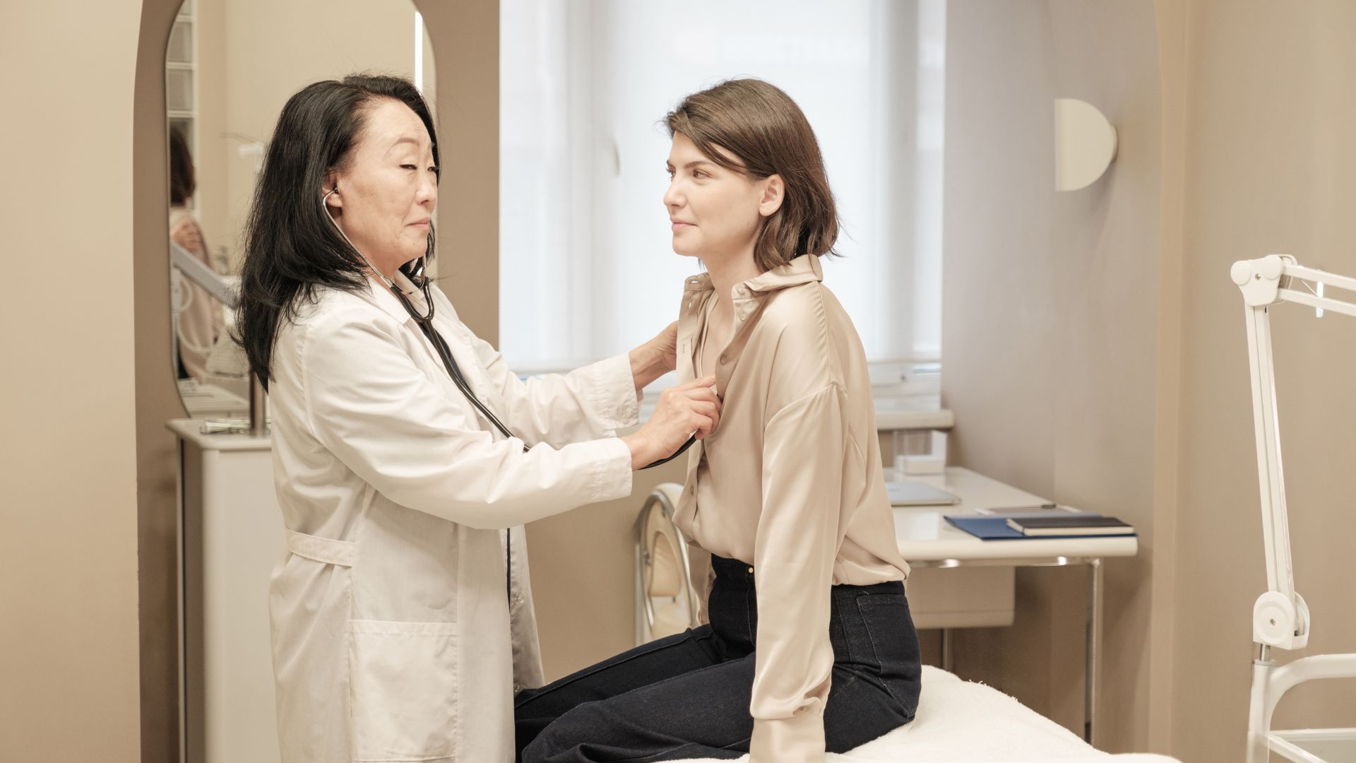 Thăm khám sức khỏe định kỳ giúp phát hiện sớm các vấn đề tiềm ẩn khiến tim đập nhanh