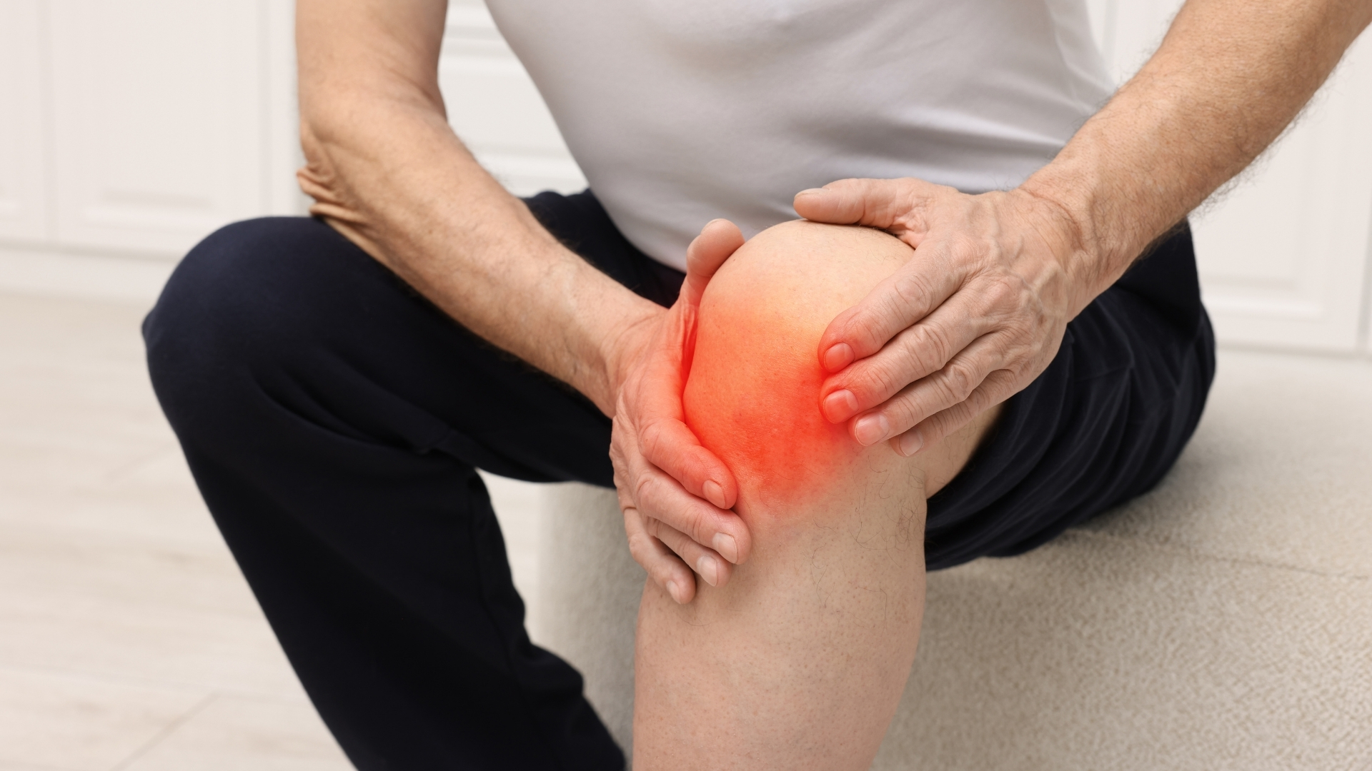 Sự tích tụ dịch trong khớp làm tăng áp lực nội khớp, gây đau và cứng khớp