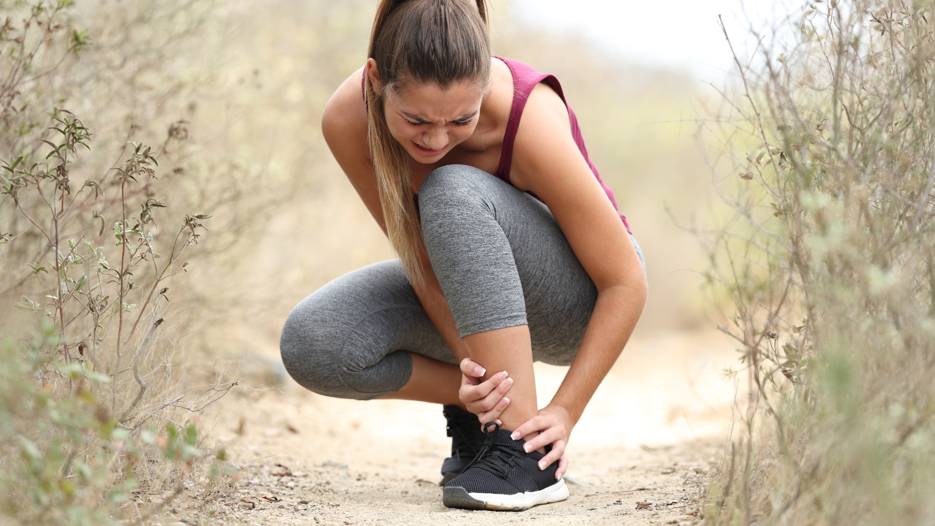 Khi cổ chân bị trật, người bệnh thường không thể đứng lên chân bị thương hoặc chỉ có thể chạm đất rất nhẹ nhàng