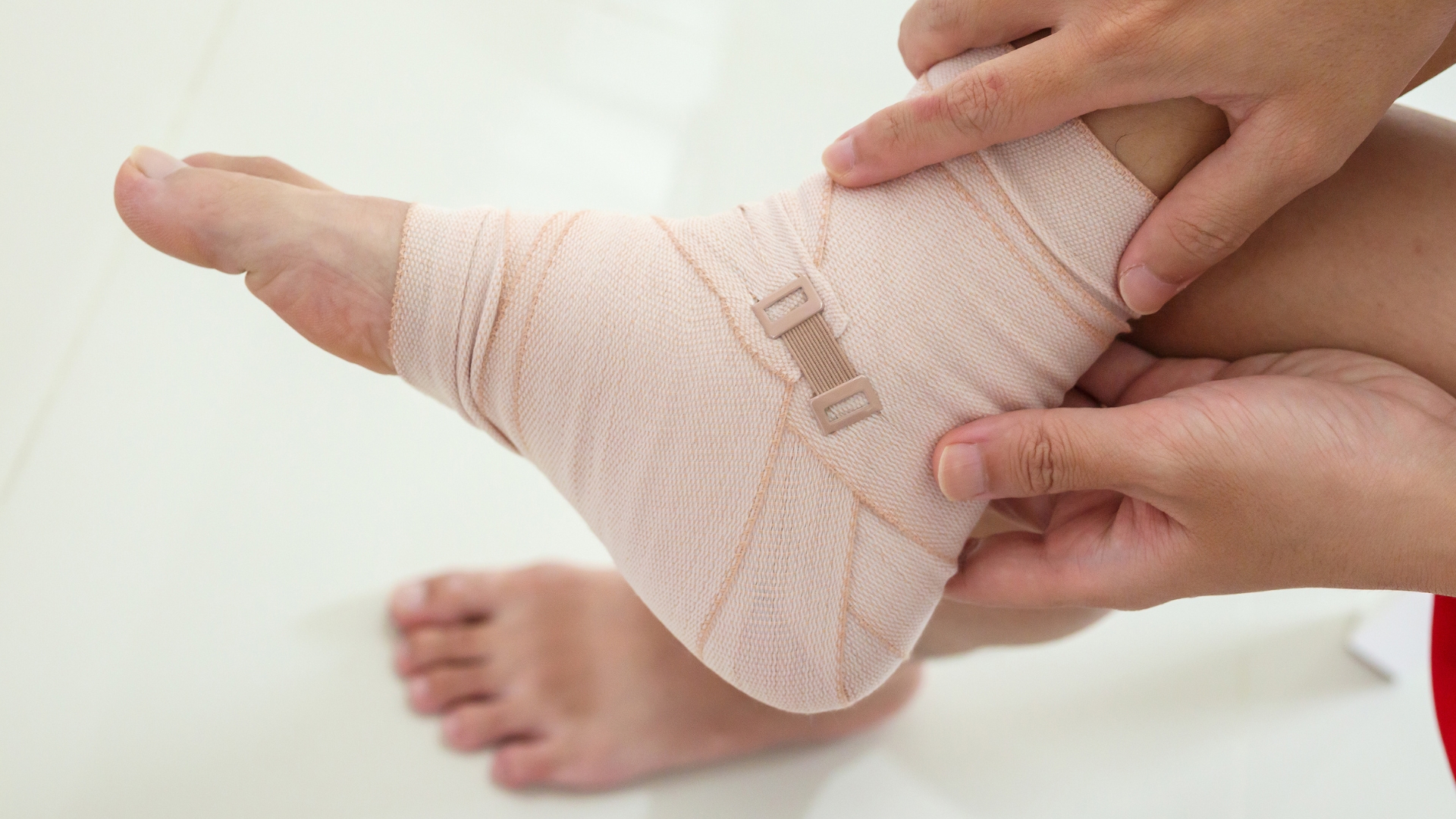 Bác sĩ có thể nắn chỉnh khớp, cố định bằng nẹp hoặc bột