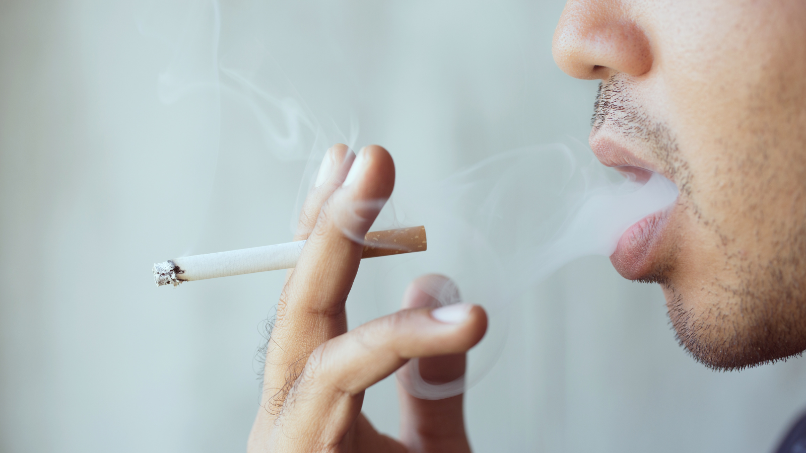 Các yếu tố lối sống không lành mạnh là nguyên nhân phổ biến gây loãng xương ở người trẻ