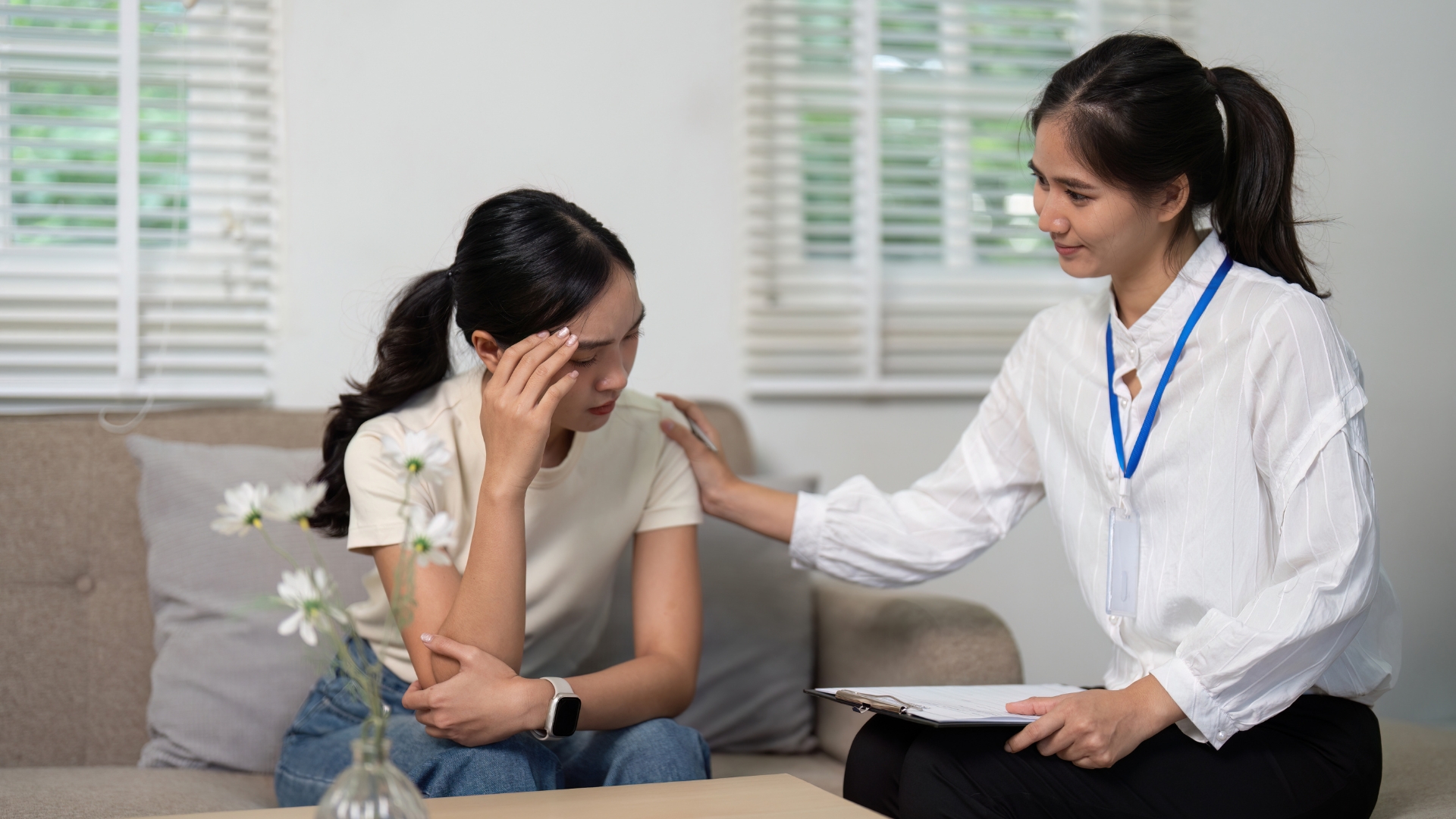 Nên chia sẻ với gia đình, bạn bè hoặc tìm đến chuyên gia tâm lý để nhận được sự giúp đỡ kịp thời